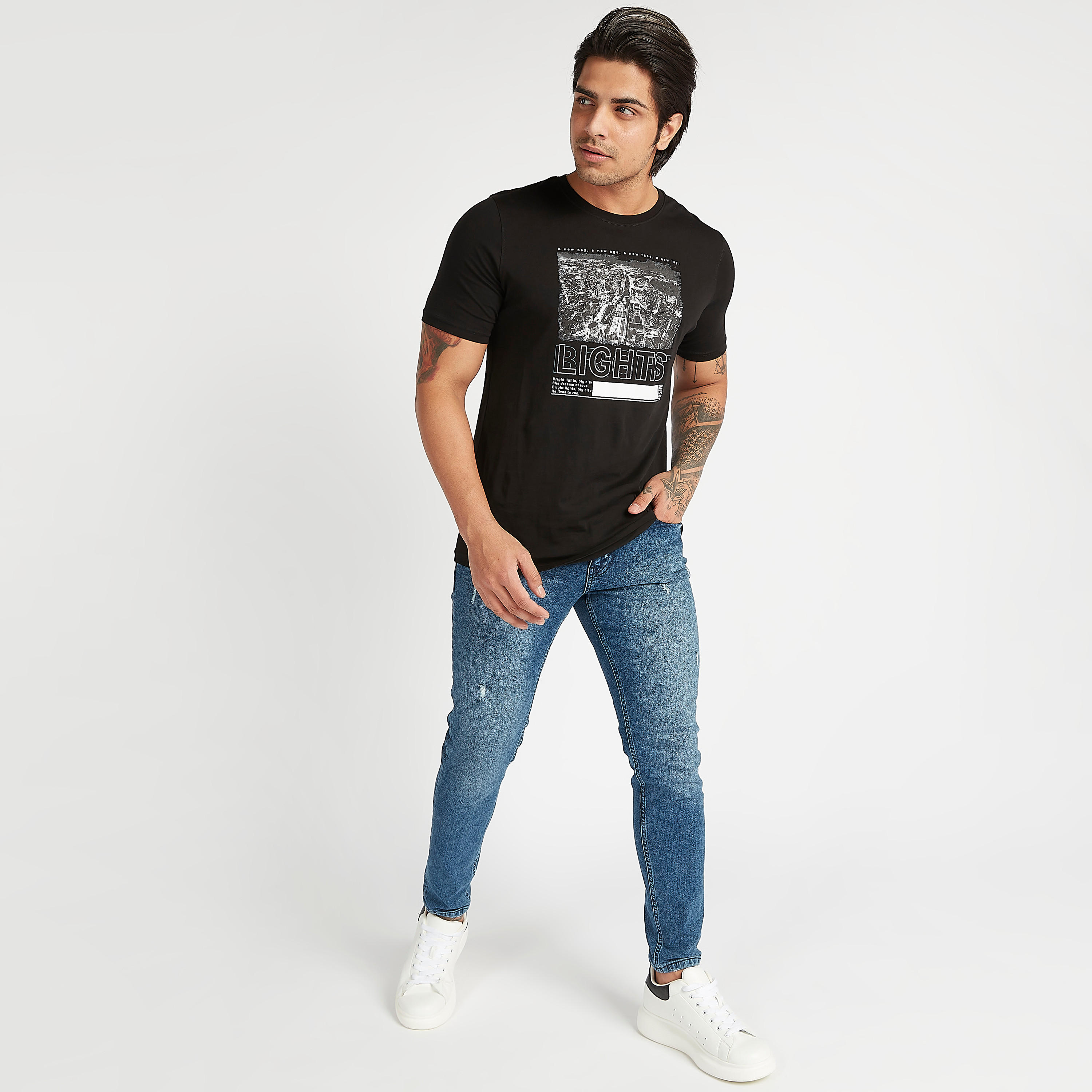 تيشيرت مستدام بياقة ضيقة وأكمام قصيرة وطبعات جَرافيك-men-clothing-tshirtsandpolos-tshirts-image-2