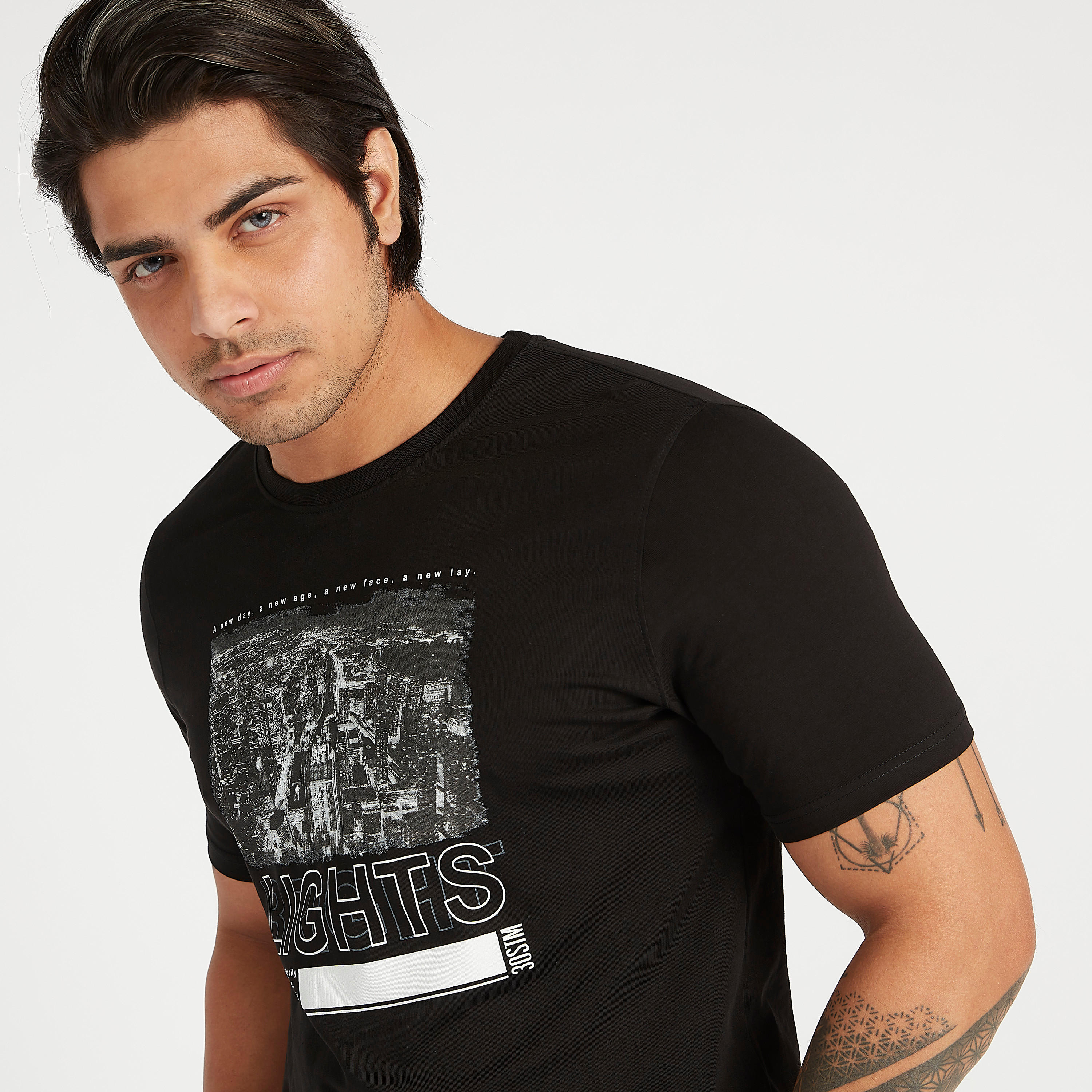تيشيرت مستدام بياقة ضيقة وأكمام قصيرة وطبعات جَرافيك-men-clothing-tshirtsandpolos-tshirts-image-3