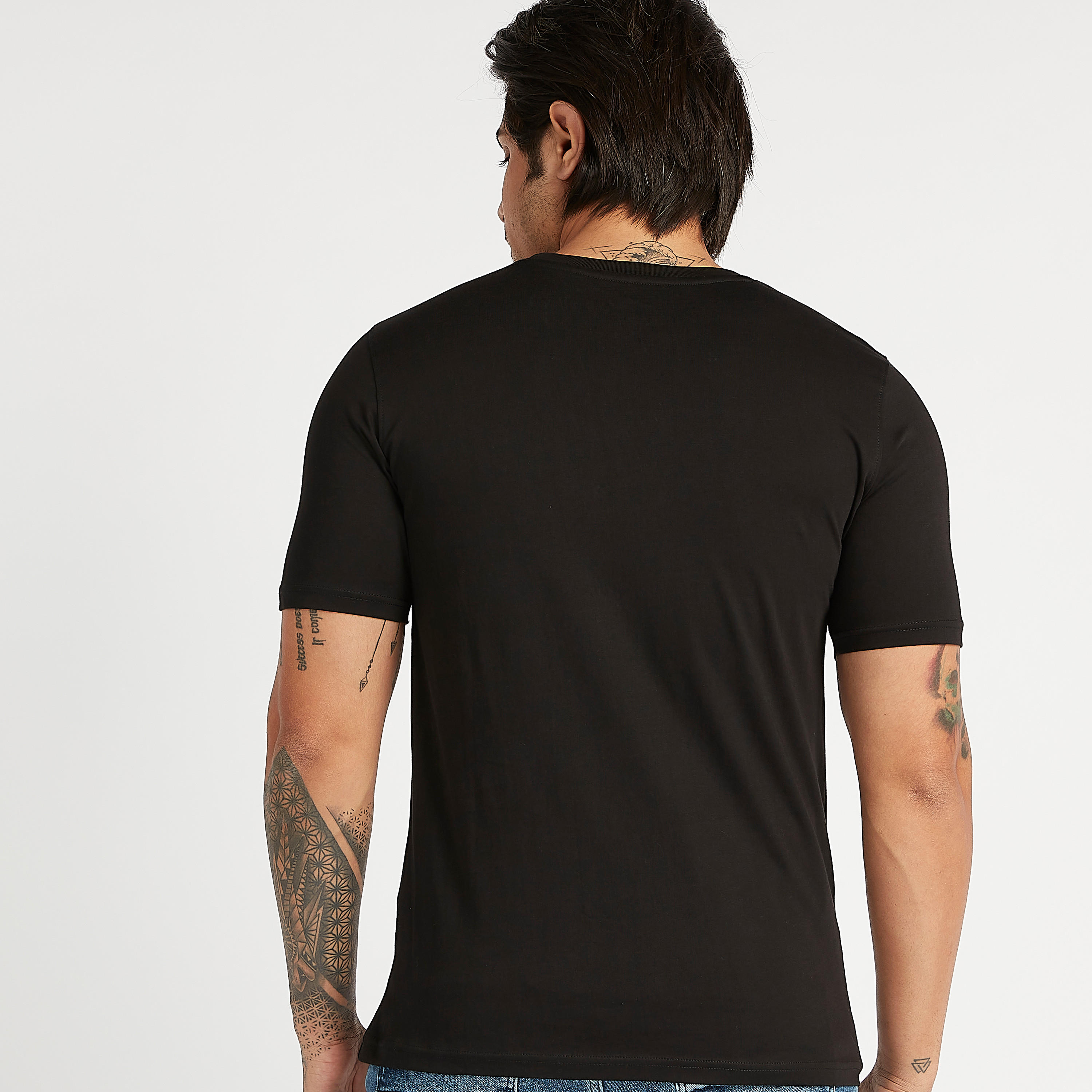 تيشيرت مستدام بياقة ضيقة وأكمام قصيرة وطبعات جَرافيك-men-clothing-tshirtsandpolos-tshirts-image-4