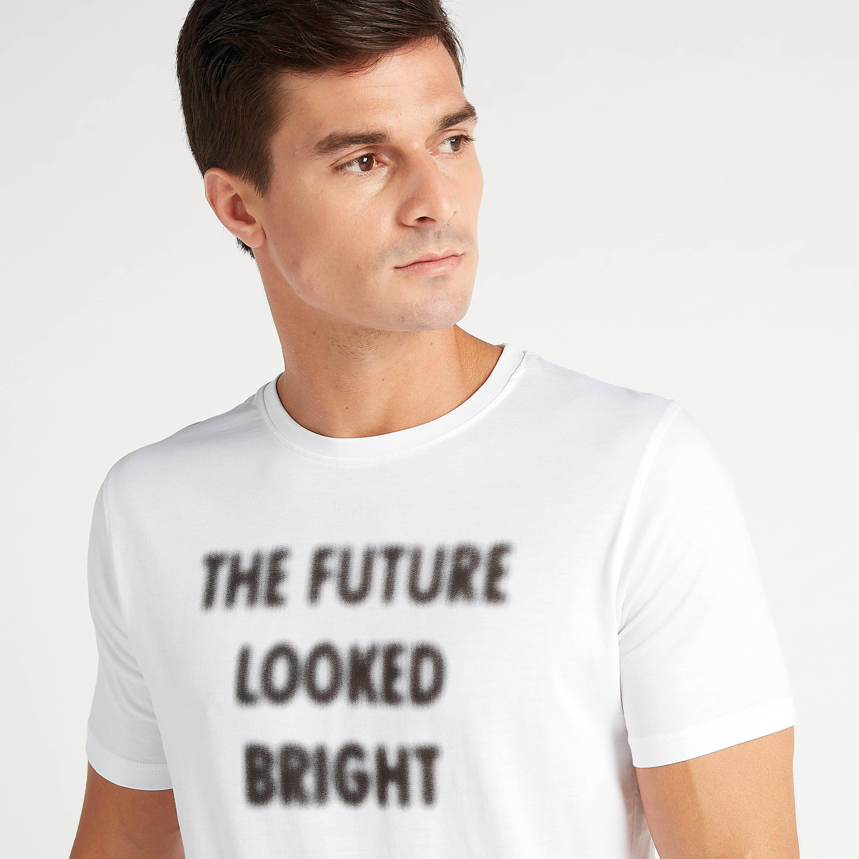 تيشيرت مستدام بياقة ضيّقة وأكمام قصيرة وطبعات شعار-men-clothing-tshirtsandpolos-tshirts-image-1