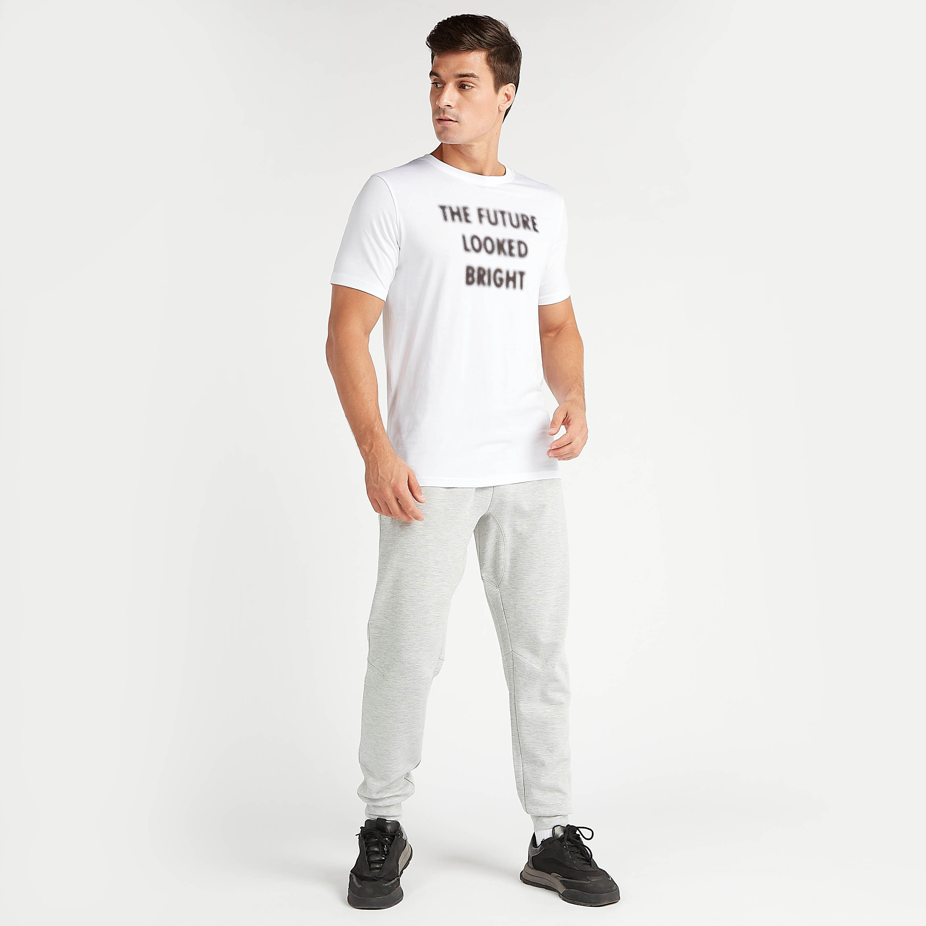 تيشيرت مستدام بياقة ضيّقة وأكمام قصيرة وطبعات شعار-men-clothing-tshirtsandpolos-tshirts-image-2