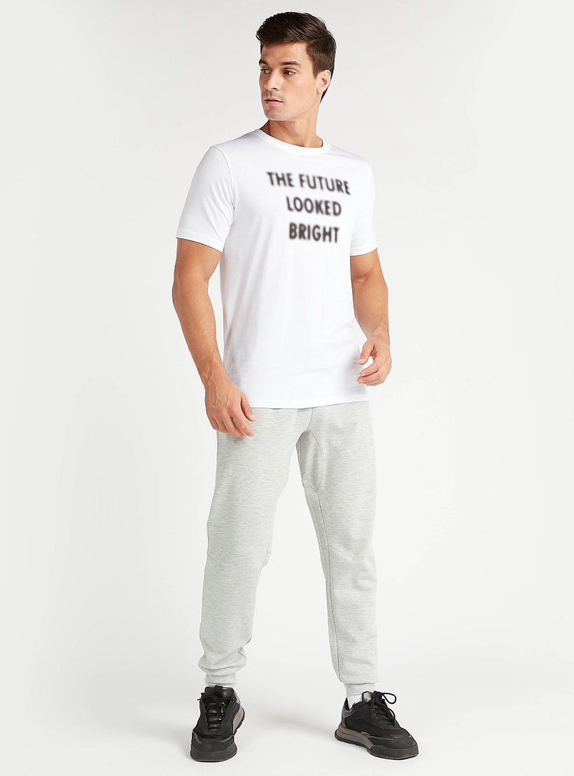 تيشيرت مستدام بياقة ضيّقة وأكمام قصيرة وطبعات شعار-men-clothing-tshirtsandpolos-tshirts-image-2