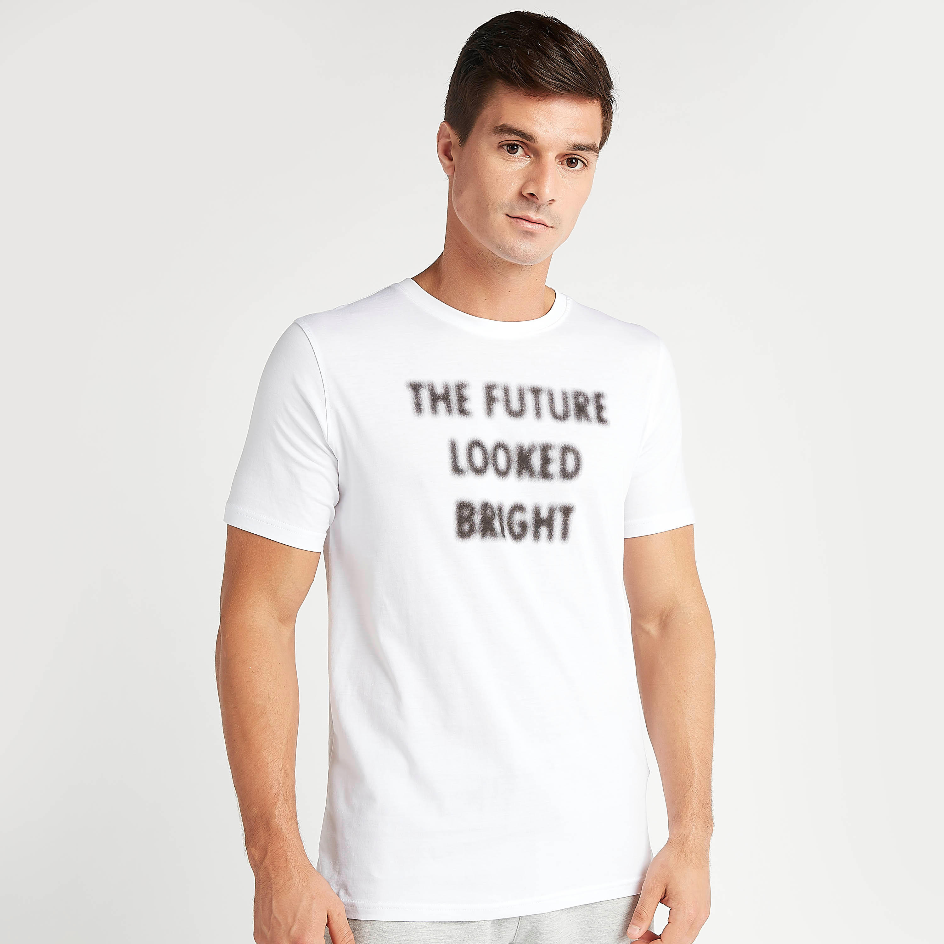 تيشيرت مستدام بياقة ضيّقة وأكمام قصيرة وطبعات شعار-men-clothing-tshirtsandpolos-tshirts-image-3
