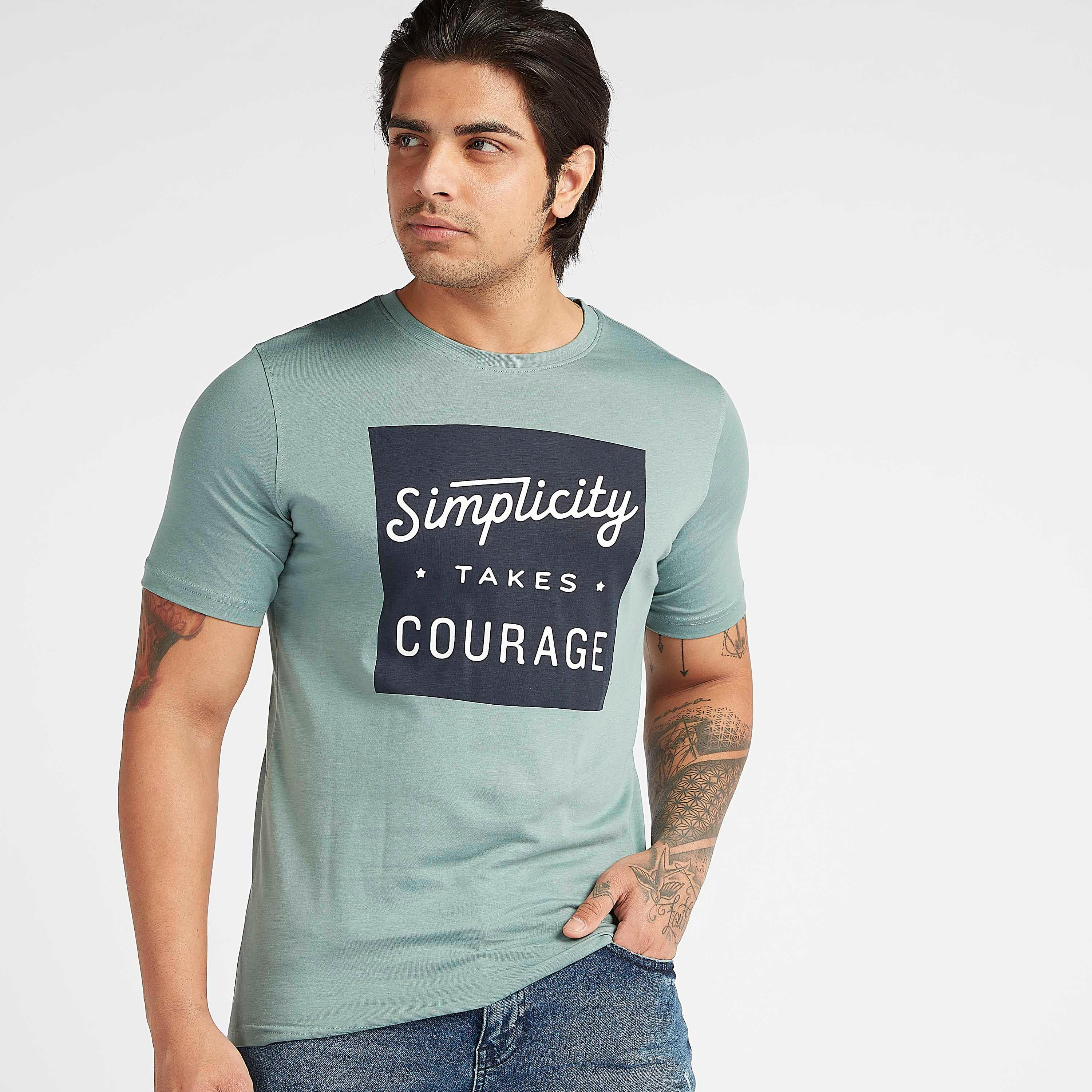 تيشيرت مستدام بياقة ضيّقة وأكمام قصيرة وطبعات شعار-men-clothing-tshirtsandpolos-tshirts-image-1