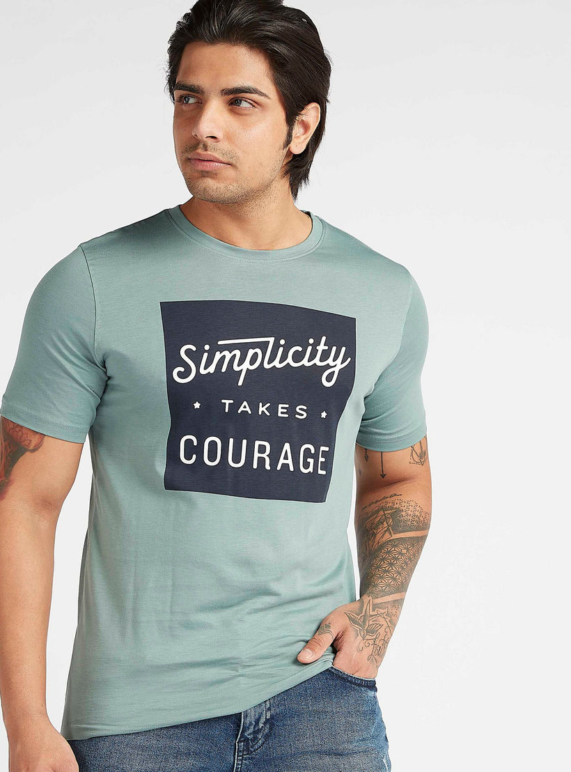 تيشيرت مستدام بياقة ضيّقة وأكمام قصيرة وطبعات شعار-men-clothing-tshirtsandpolos-tshirts-image-1