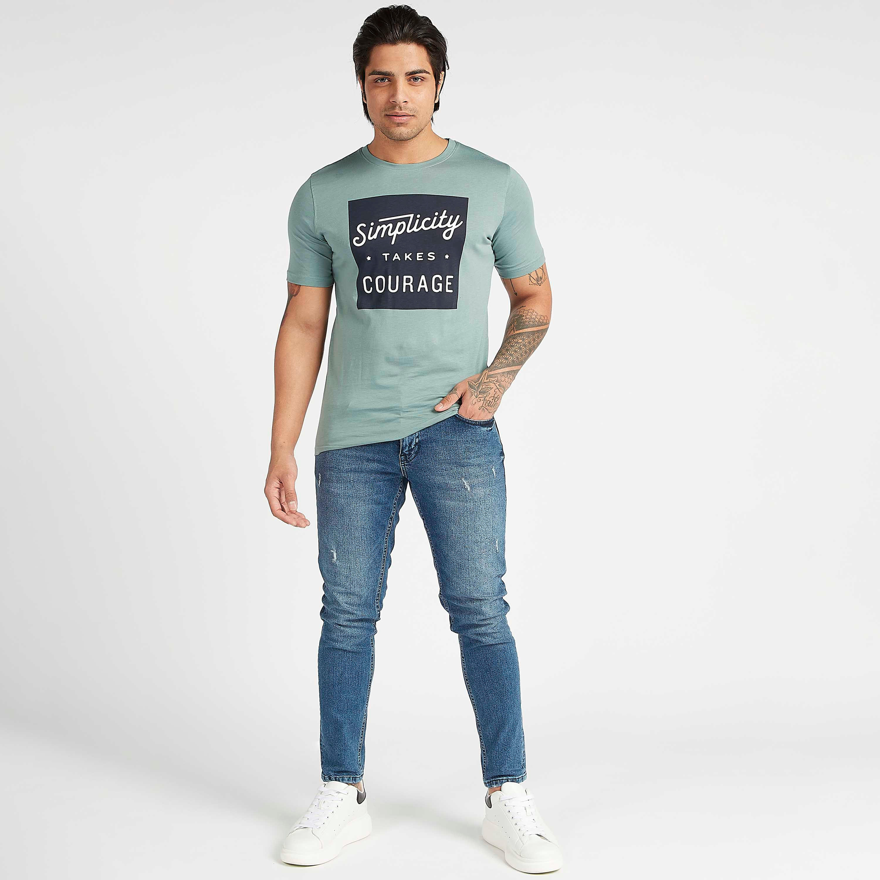 تيشيرت مستدام بياقة ضيّقة وأكمام قصيرة وطبعات شعار-men-clothing-tshirtsandpolos-tshirts-image-2