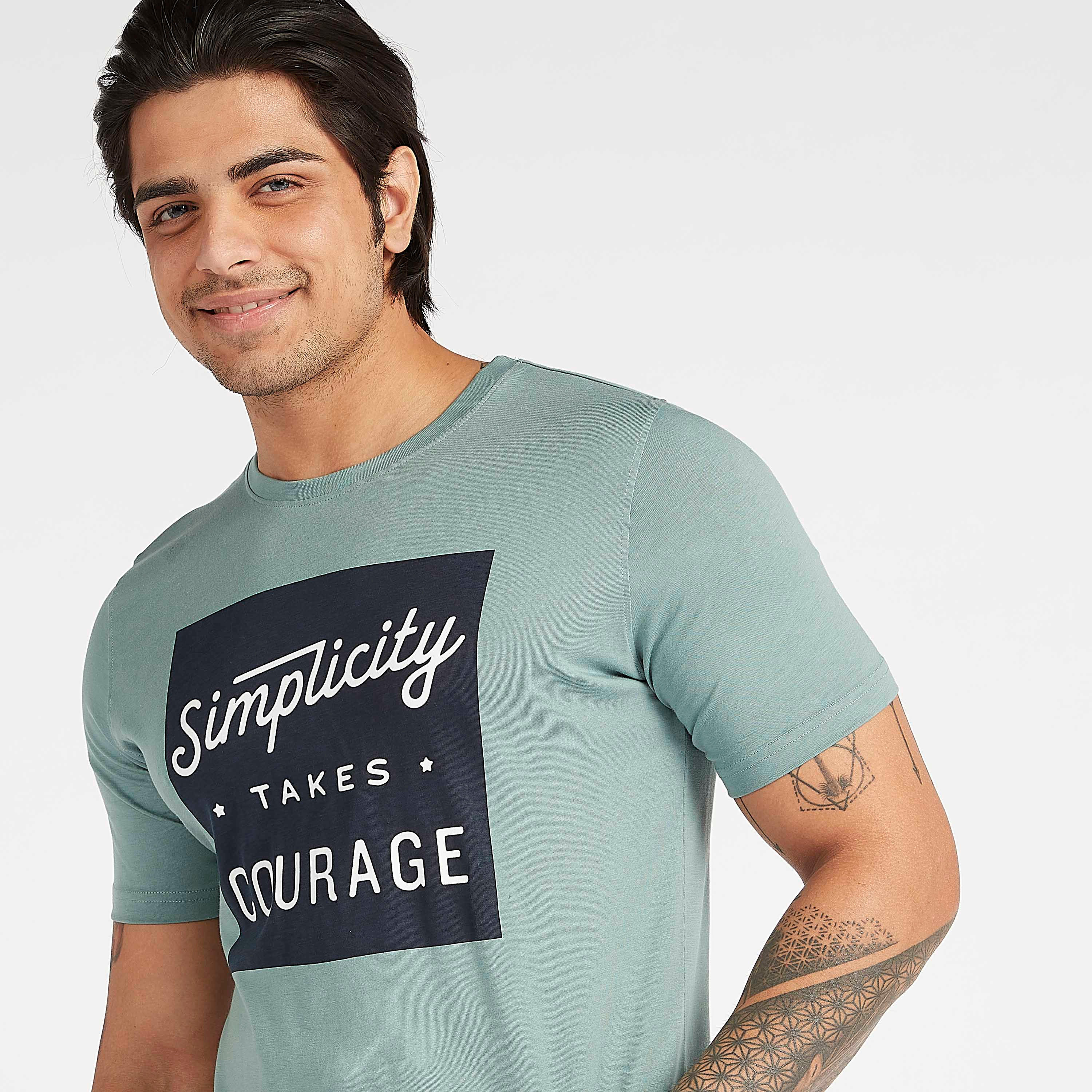 تيشيرت مستدام بياقة ضيّقة وأكمام قصيرة وطبعات شعار-men-clothing-tshirtsandpolos-tshirts-image-3