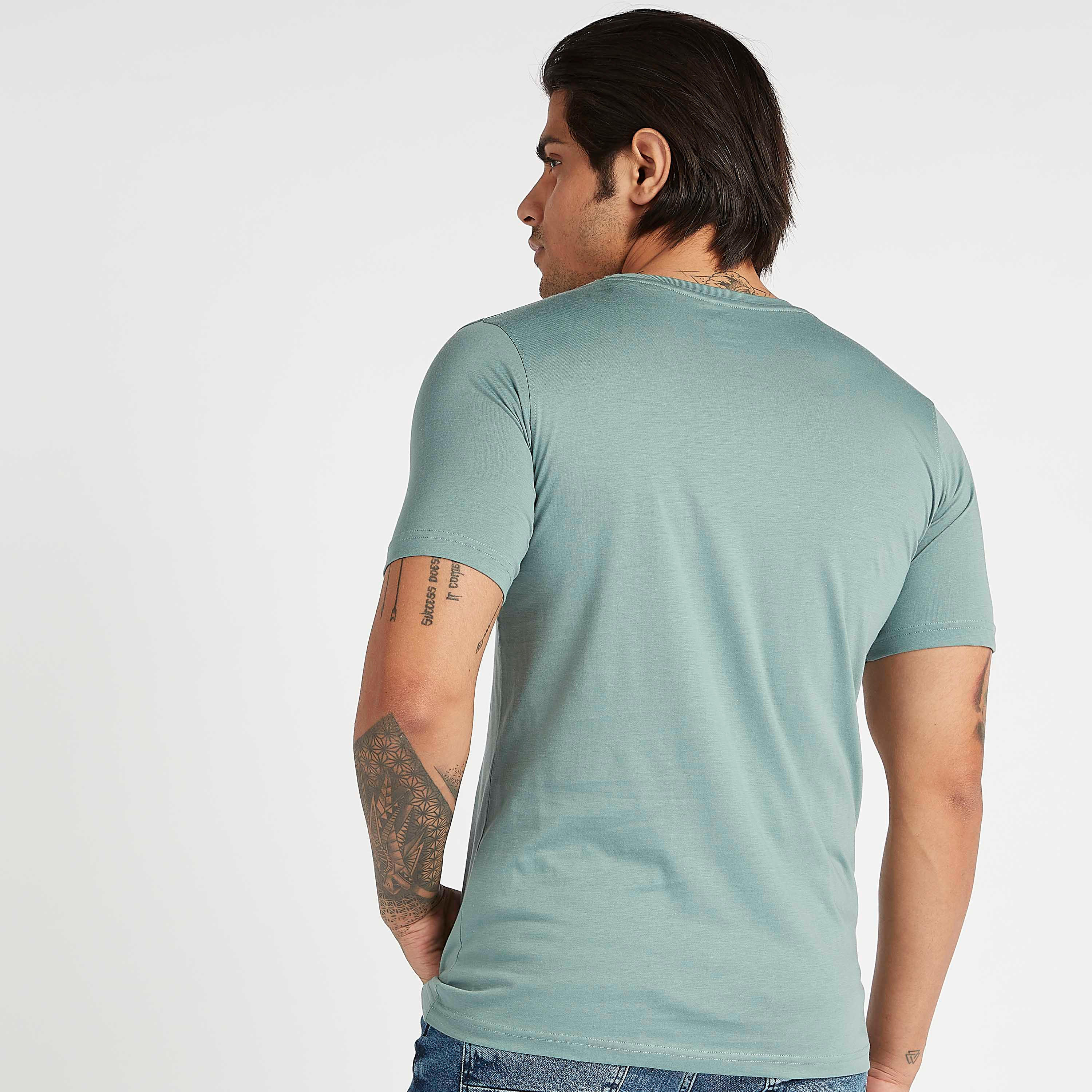 تيشيرت مستدام بياقة ضيّقة وأكمام قصيرة وطبعات شعار-men-clothing-tshirtsandpolos-tshirts-image-4