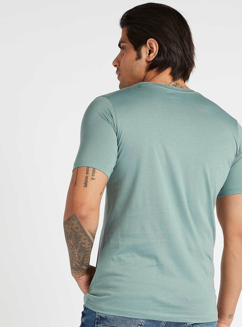 تيشيرت مستدام بياقة ضيّقة وأكمام قصيرة وطبعات شعار-men-clothing-tshirtsandpolos-tshirts-image-4