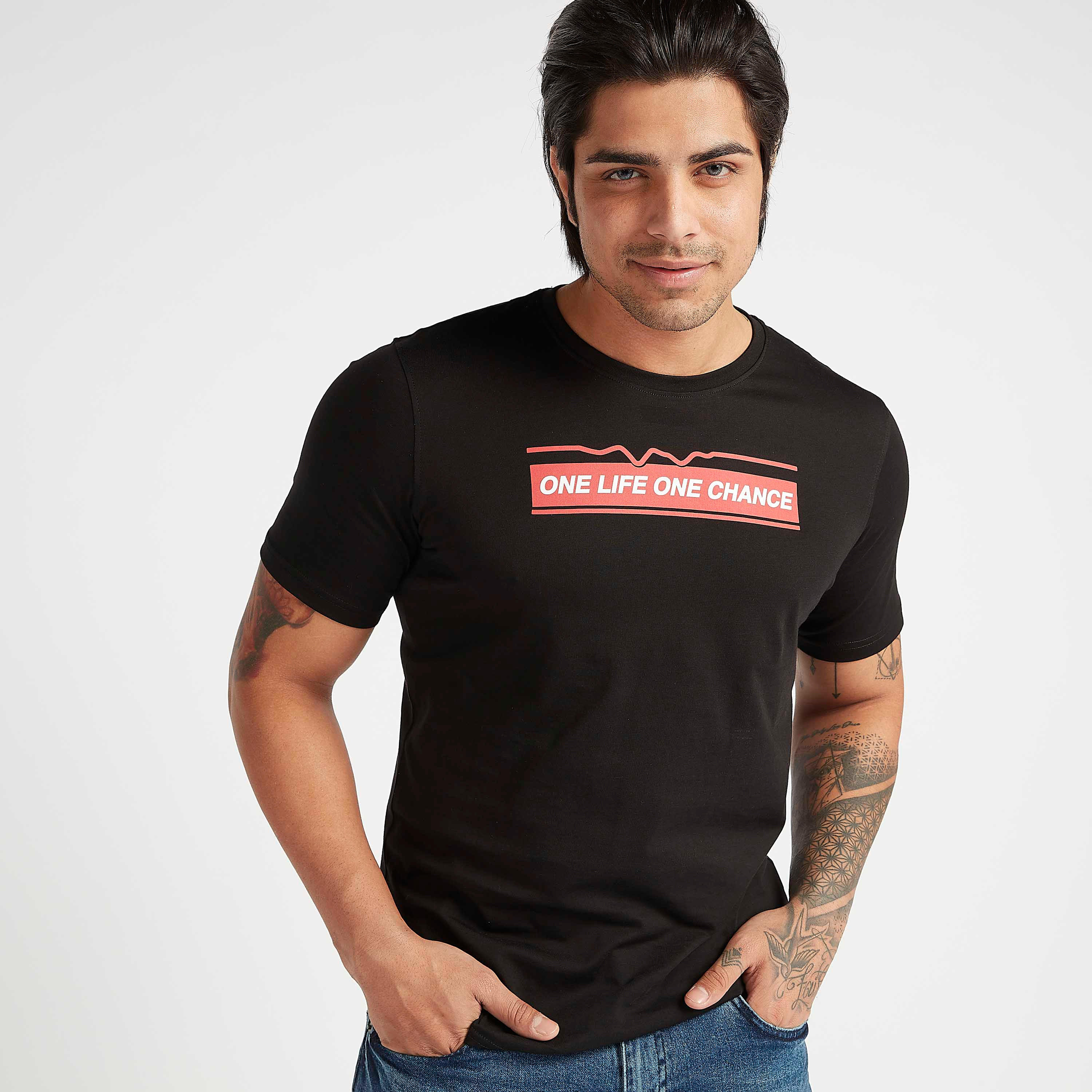 تيشيرت بياقة ضيّقة وأكمام قصيرة وطبعات-men-clothing-tshirtsandpolos-tshirts-image-1