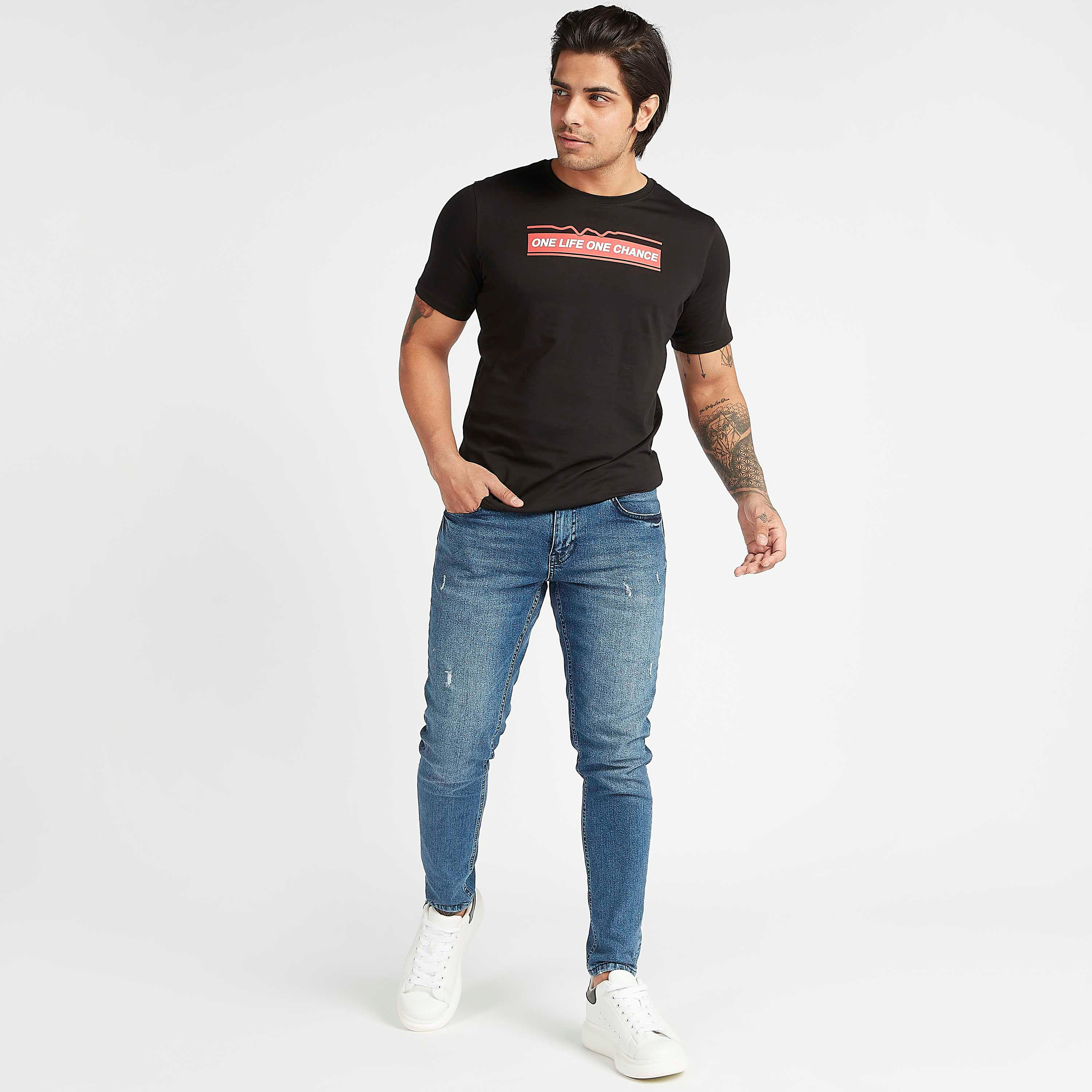 تيشيرت بياقة ضيّقة وأكمام قصيرة وطبعات-men-clothing-tshirtsandpolos-tshirts-image-2
