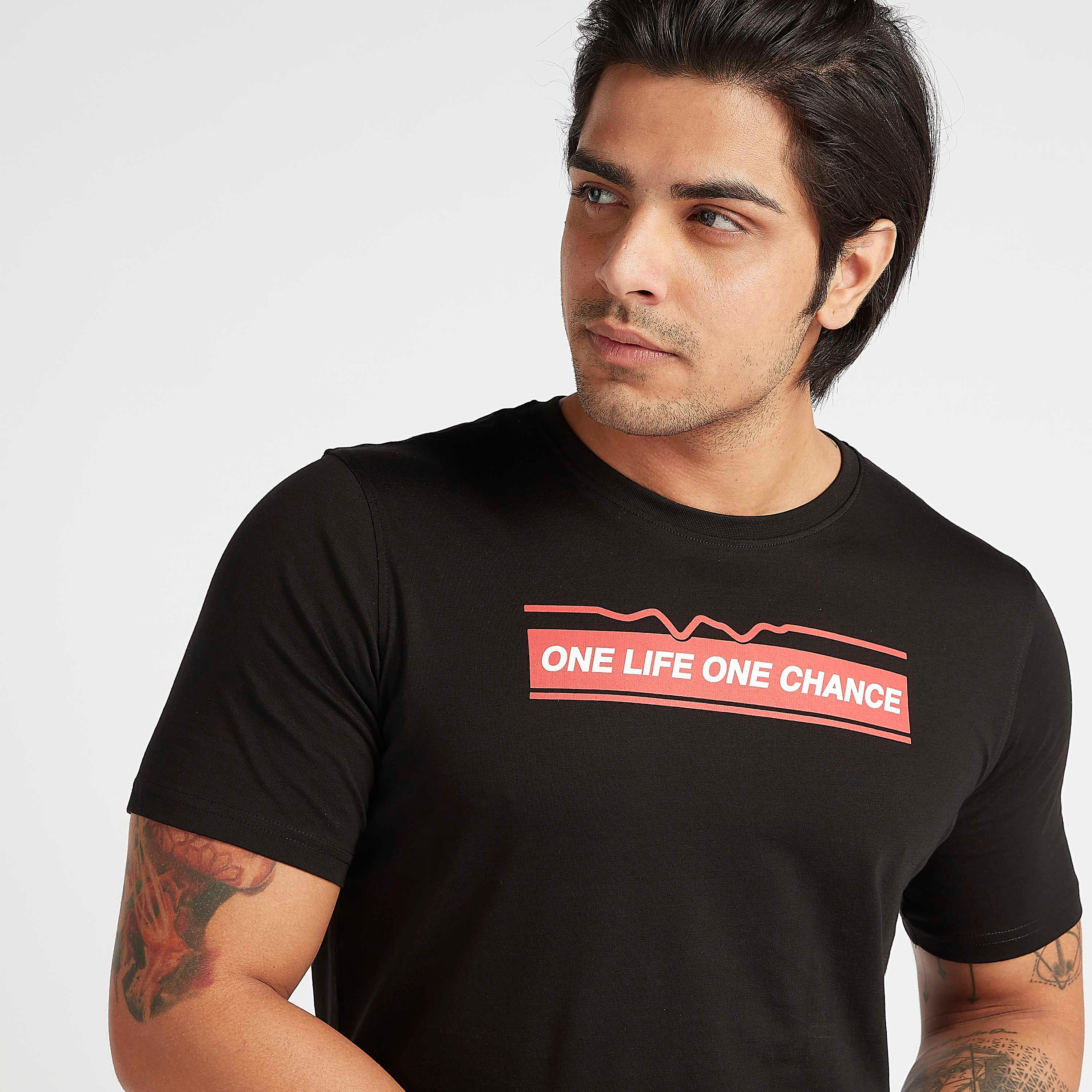تيشيرت بياقة ضيّقة وأكمام قصيرة وطبعات-men-clothing-tshirtsandpolos-tshirts-image-3