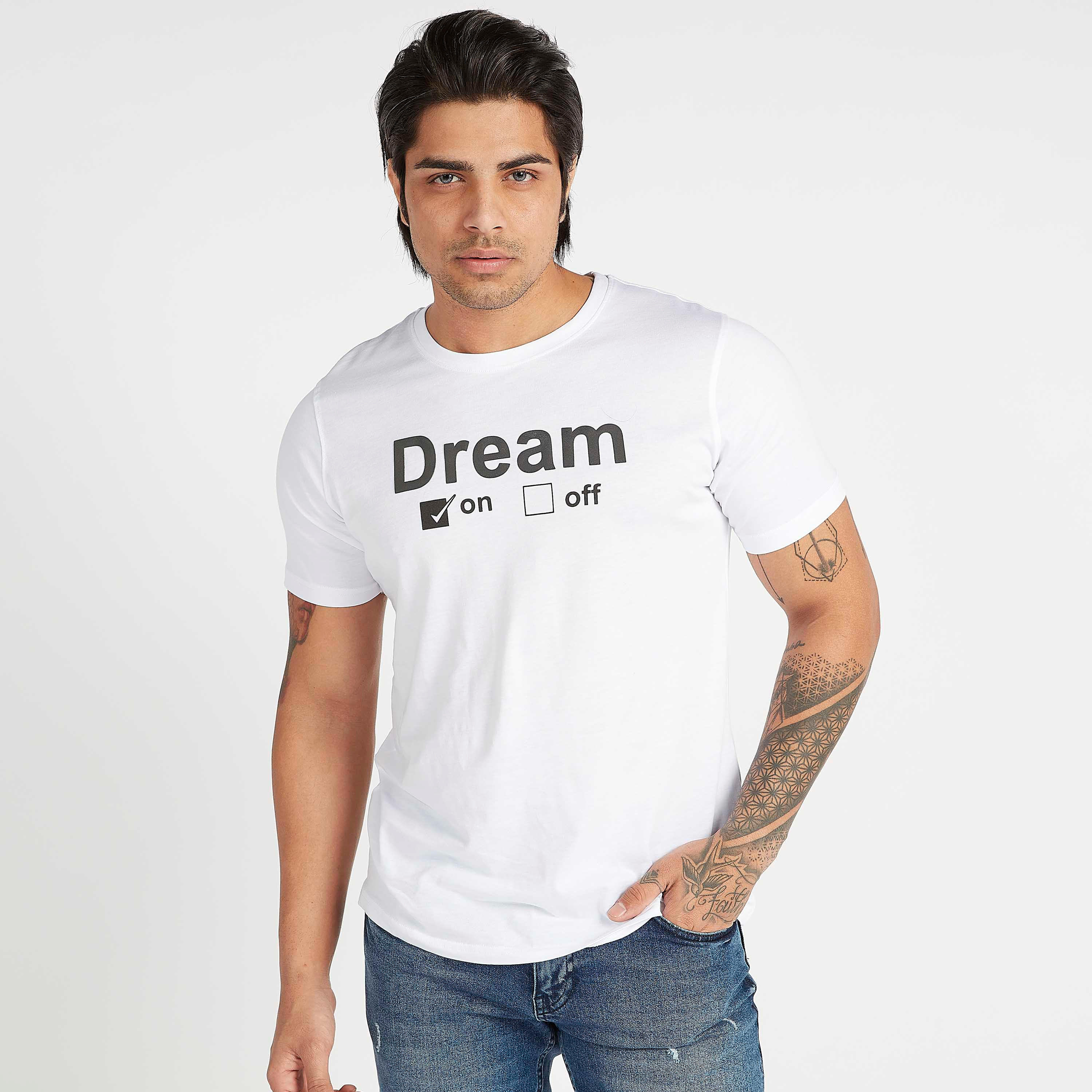 تيشيرت مستدام بياقة ضيّقة وأكمام قصيرة وطبعات شعار-men-clothing-tshirtsandpolos-tshirts-image-1