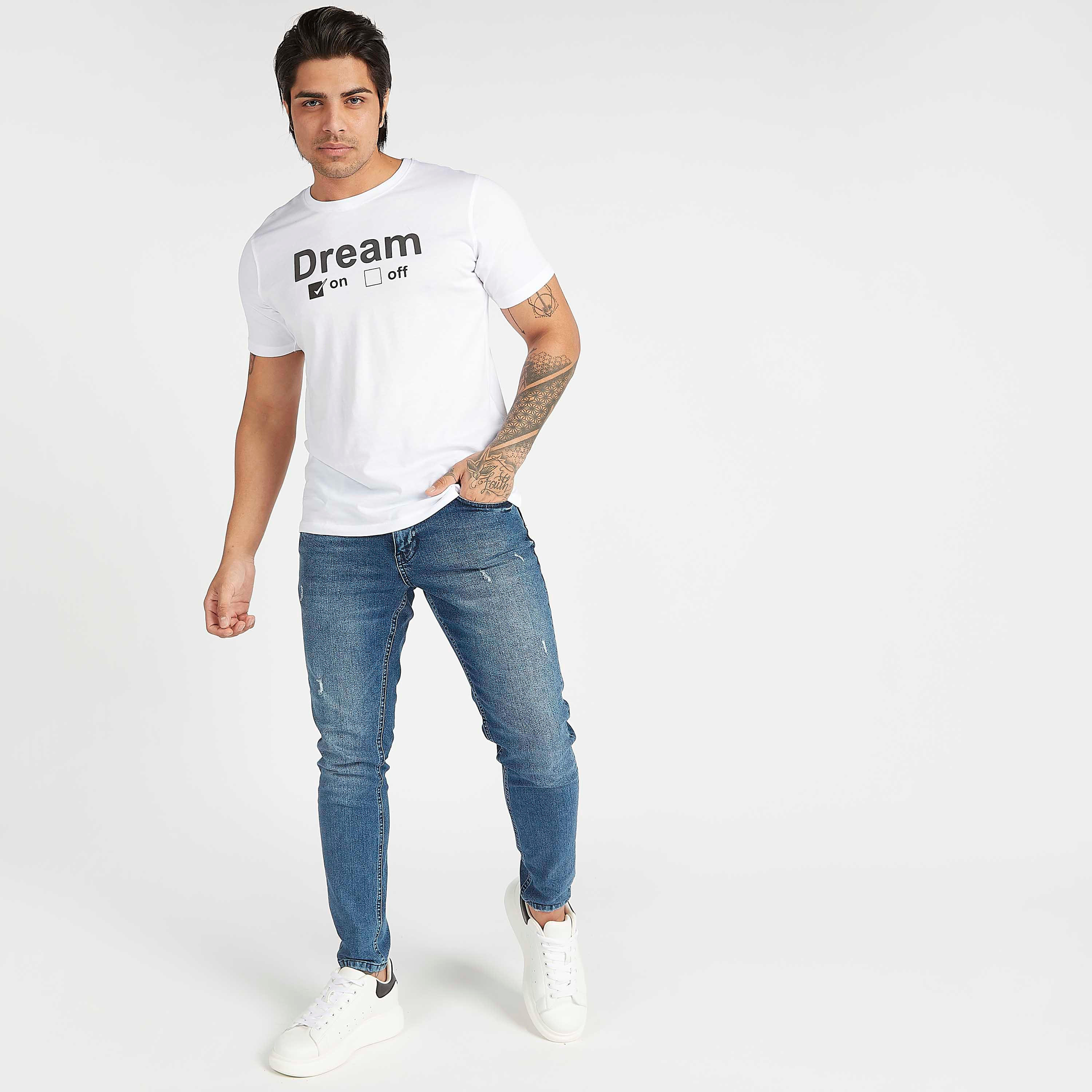 تيشيرت مستدام بياقة ضيّقة وأكمام قصيرة وطبعات شعار-men-clothing-tshirtsandpolos-tshirts-image-2