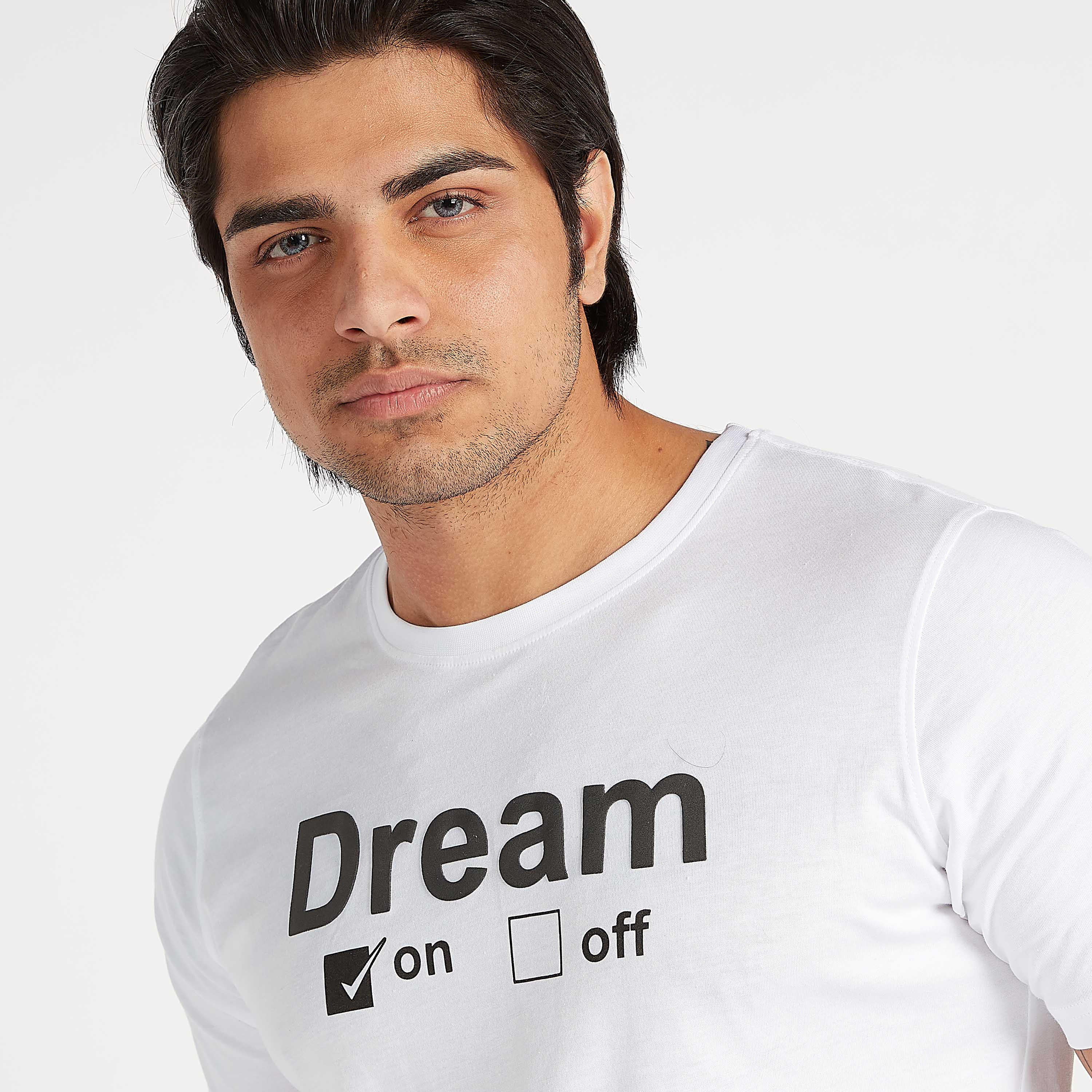 تيشيرت مستدام بياقة ضيّقة وأكمام قصيرة وطبعات شعار-men-clothing-tshirtsandpolos-tshirts-image-3