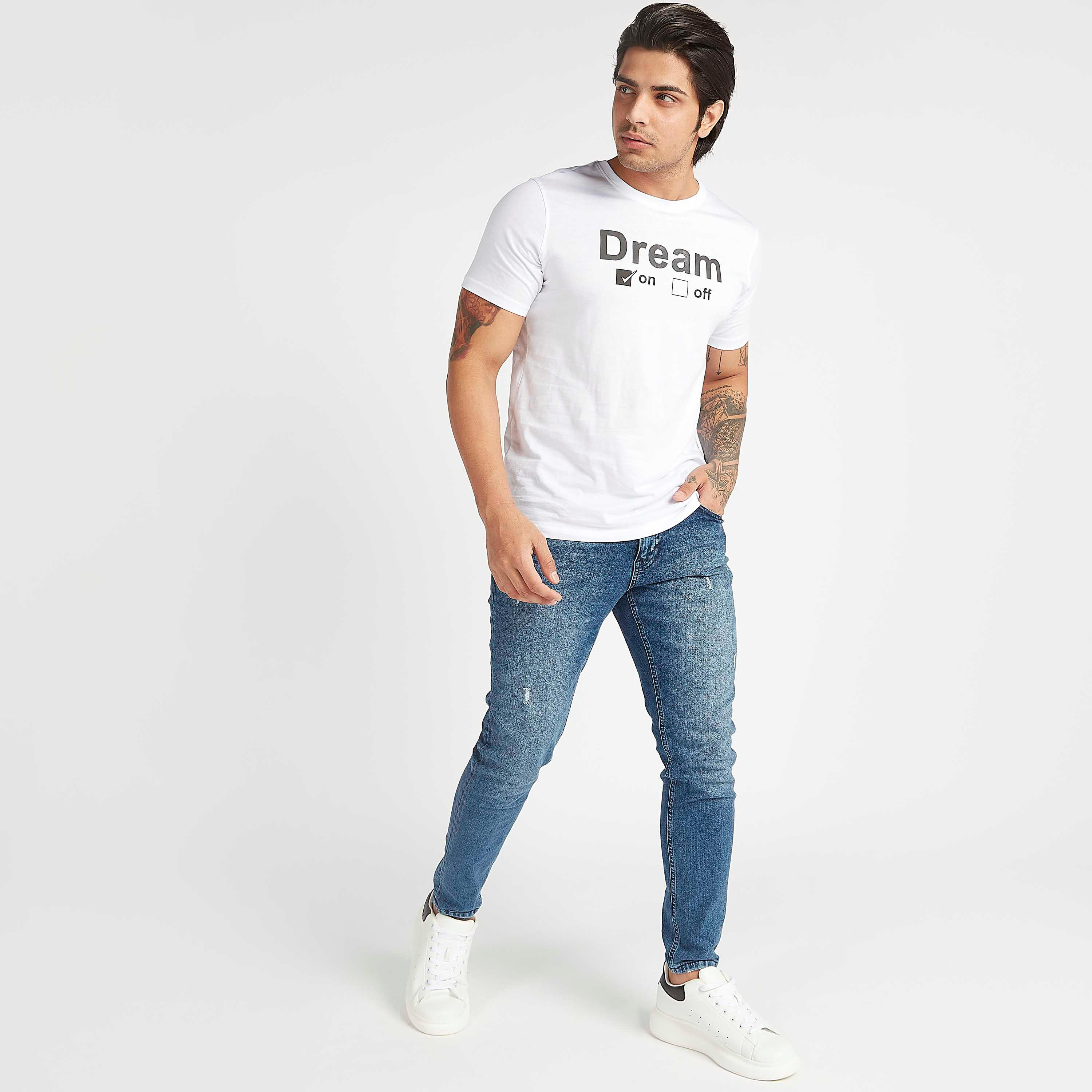 تيشيرت مستدام بياقة ضيّقة وأكمام قصيرة وطبعات شعار-men-clothing-tshirtsandpolos-tshirts-image-5