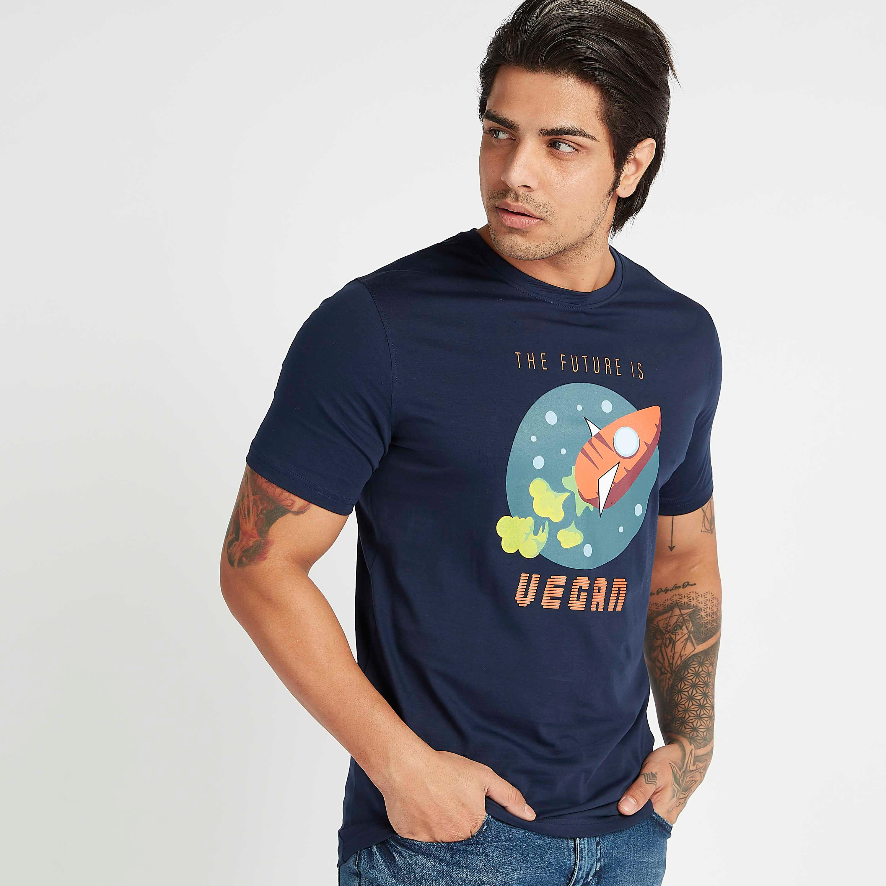 تيشيرت بياقة ضيّقة وأكمام قصيرة وطبعات-men-clothing-tshirtsandpolos-tshirts-image-1