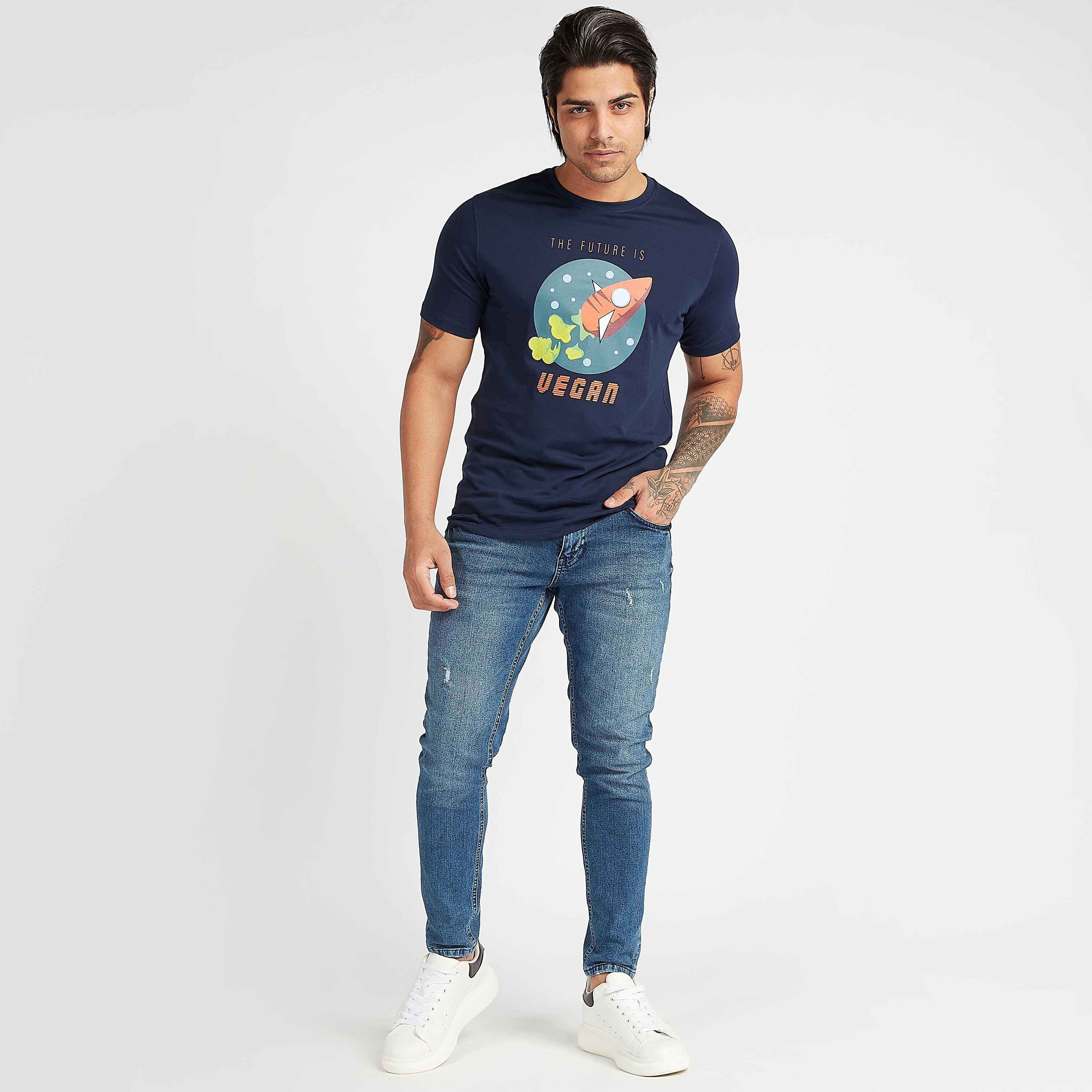 تيشيرت بياقة ضيّقة وأكمام قصيرة وطبعات-men-clothing-tshirtsandpolos-tshirts-image-2