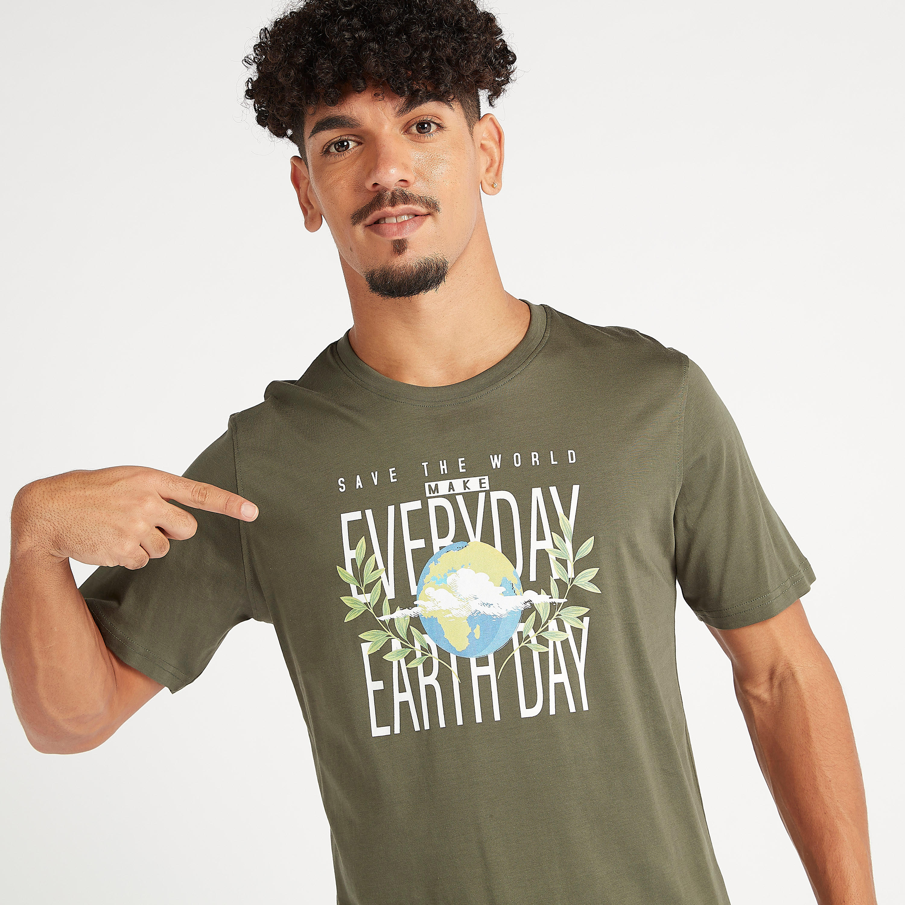 تيشيرت بياقة ضيقة وأكمام قصيرة و طبعات شعار-men-clothing-tshirtsandpolos-tshirts-image-1