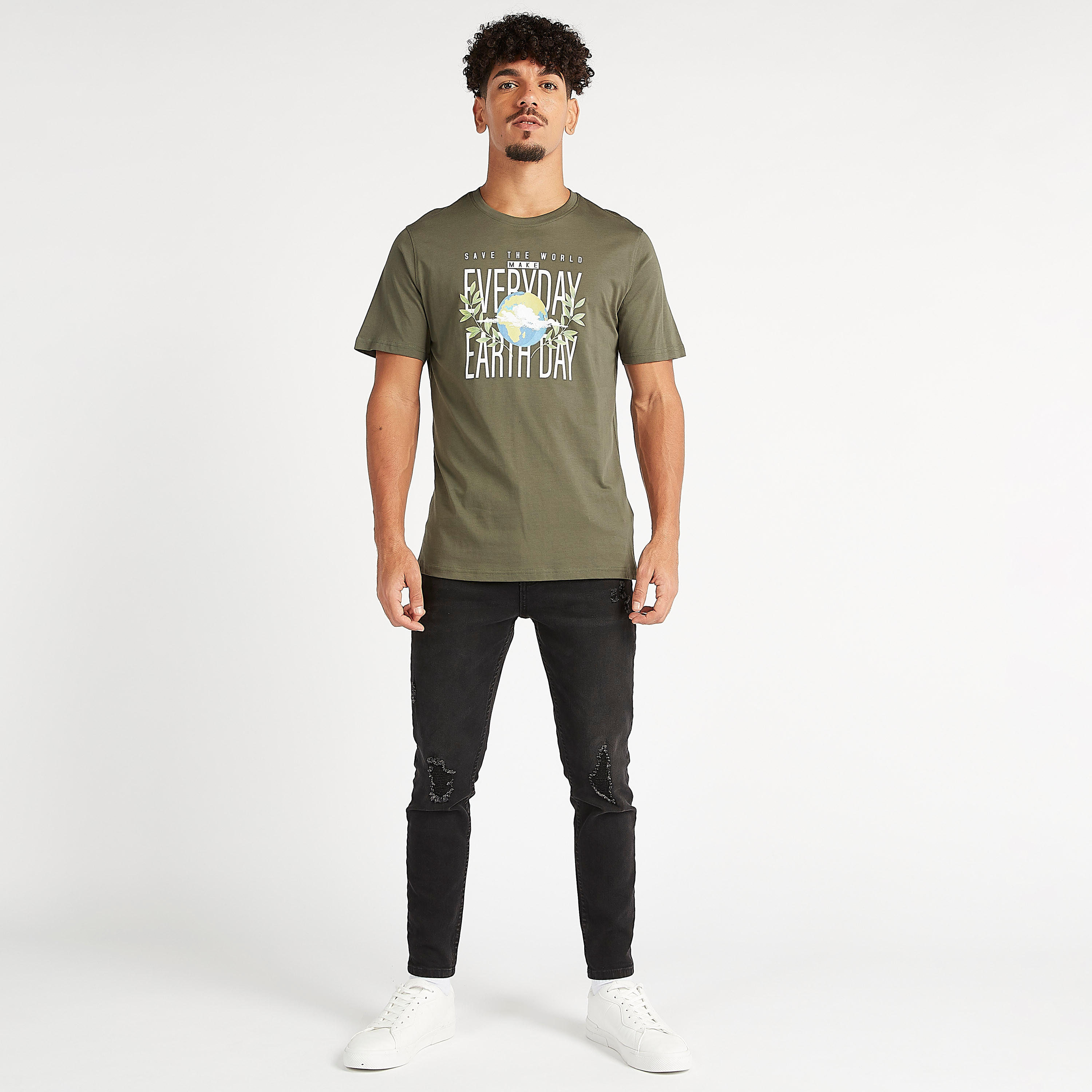 تيشيرت بياقة ضيقة وأكمام قصيرة و طبعات شعار-men-clothing-tshirtsandpolos-tshirts-image-2