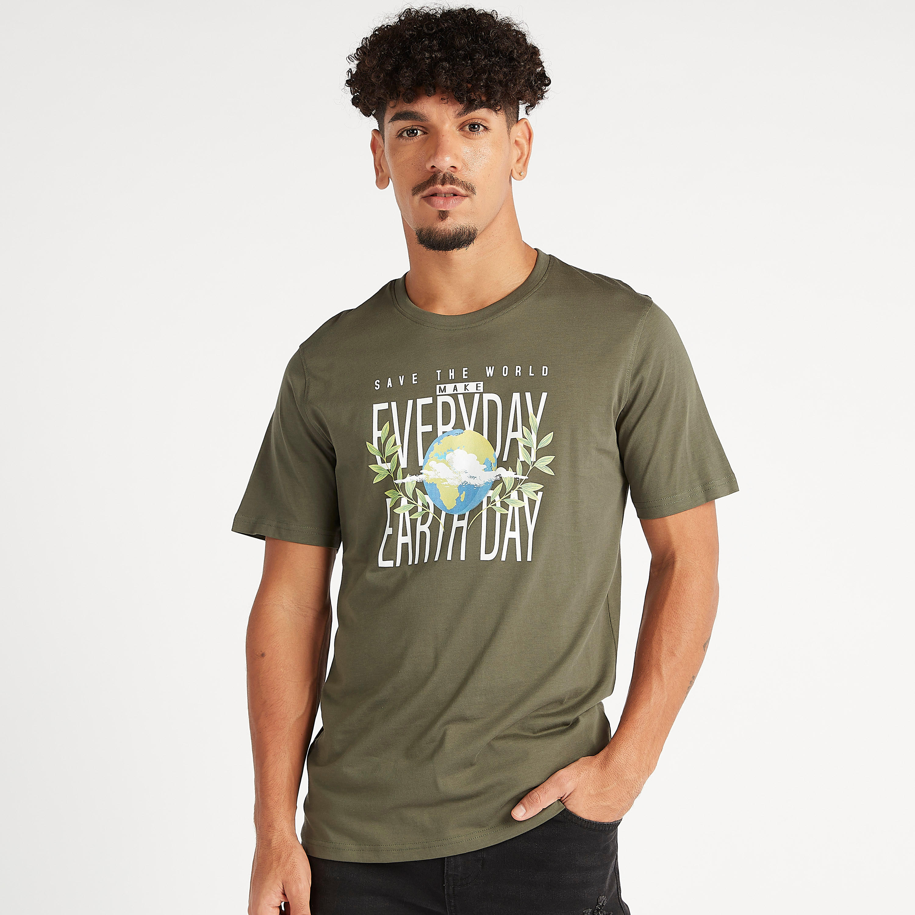 تيشيرت بياقة ضيقة وأكمام قصيرة و طبعات شعار-men-clothing-tshirtsandpolos-tshirts-image-3
