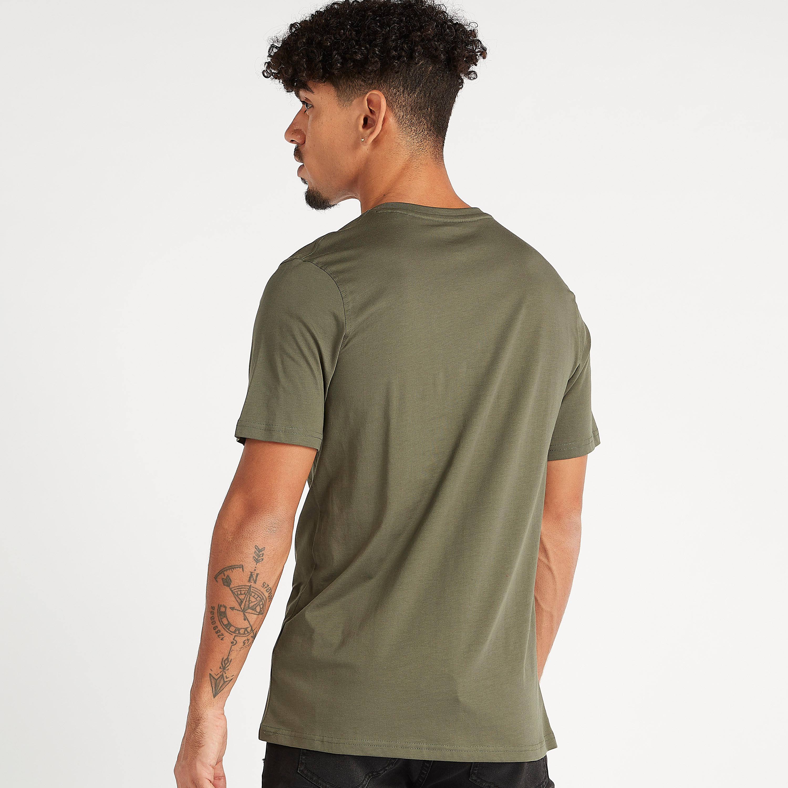 تيشيرت بياقة ضيقة وأكمام قصيرة و طبعات شعار-men-clothing-tshirtsandpolos-tshirts-image-4