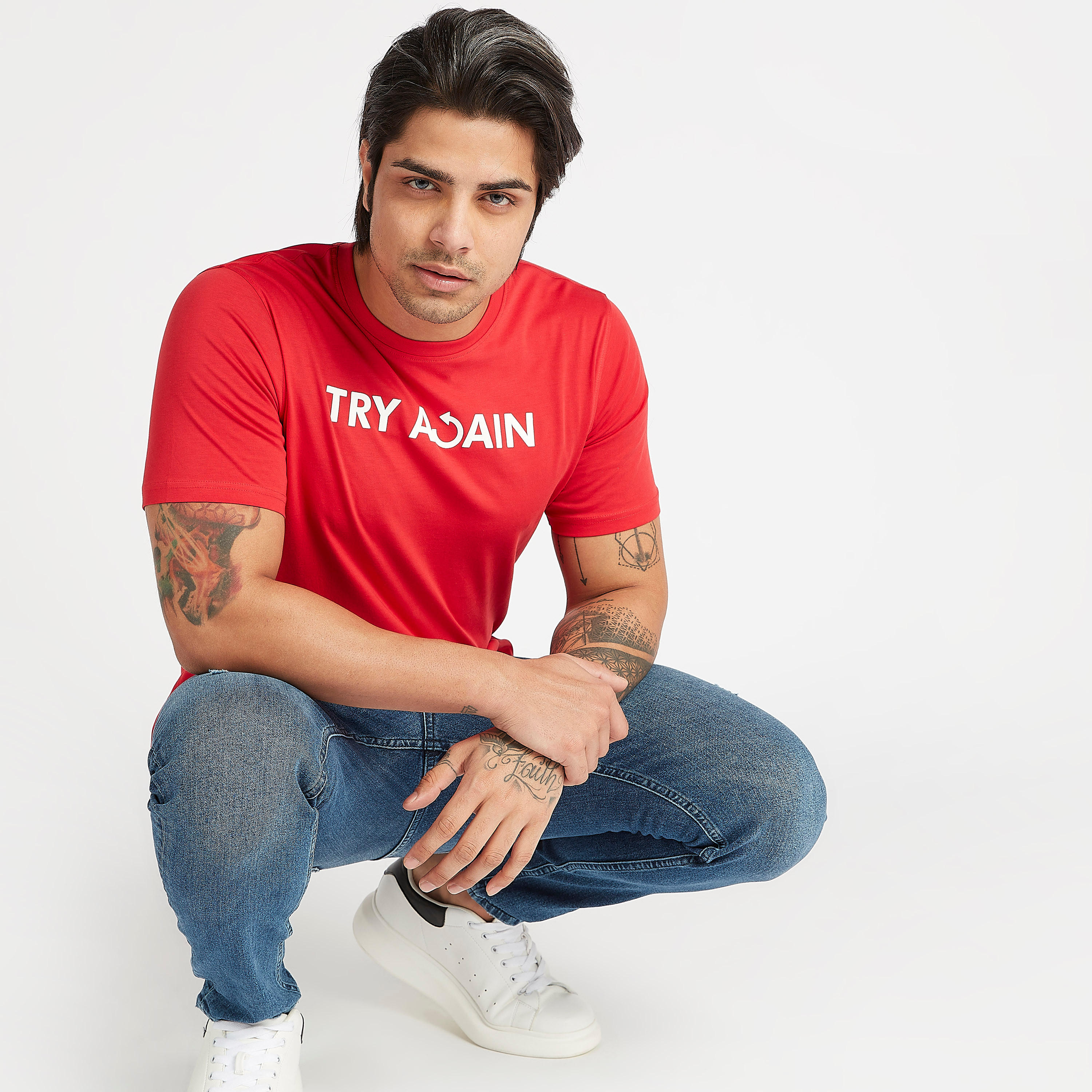 تيشيرت بياقة ضيّقة وأكمام قصيرة وطبعات-men-clothing-tshirtsandpolos-tshirts-image-1