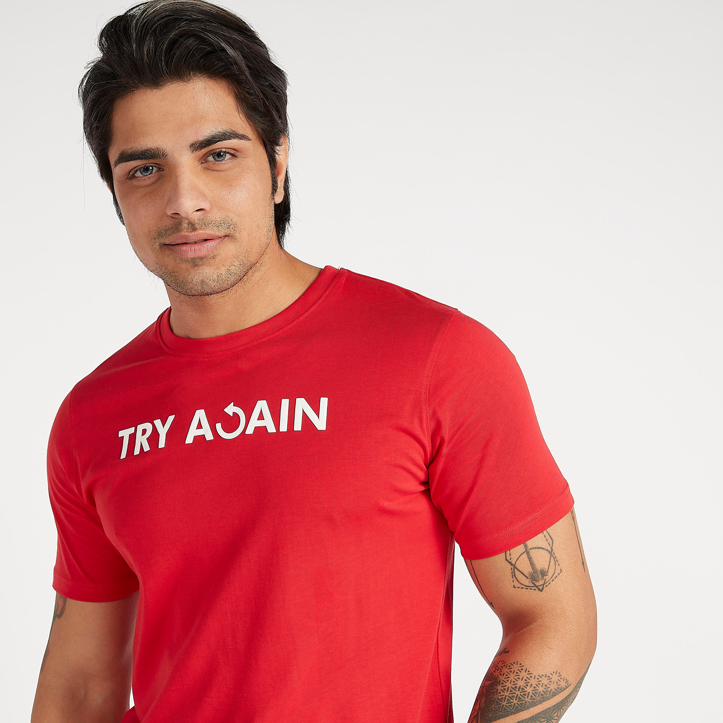 تيشيرت بياقة ضيّقة وأكمام قصيرة وطبعات-men-clothing-tshirtsandpolos-tshirts-image-3