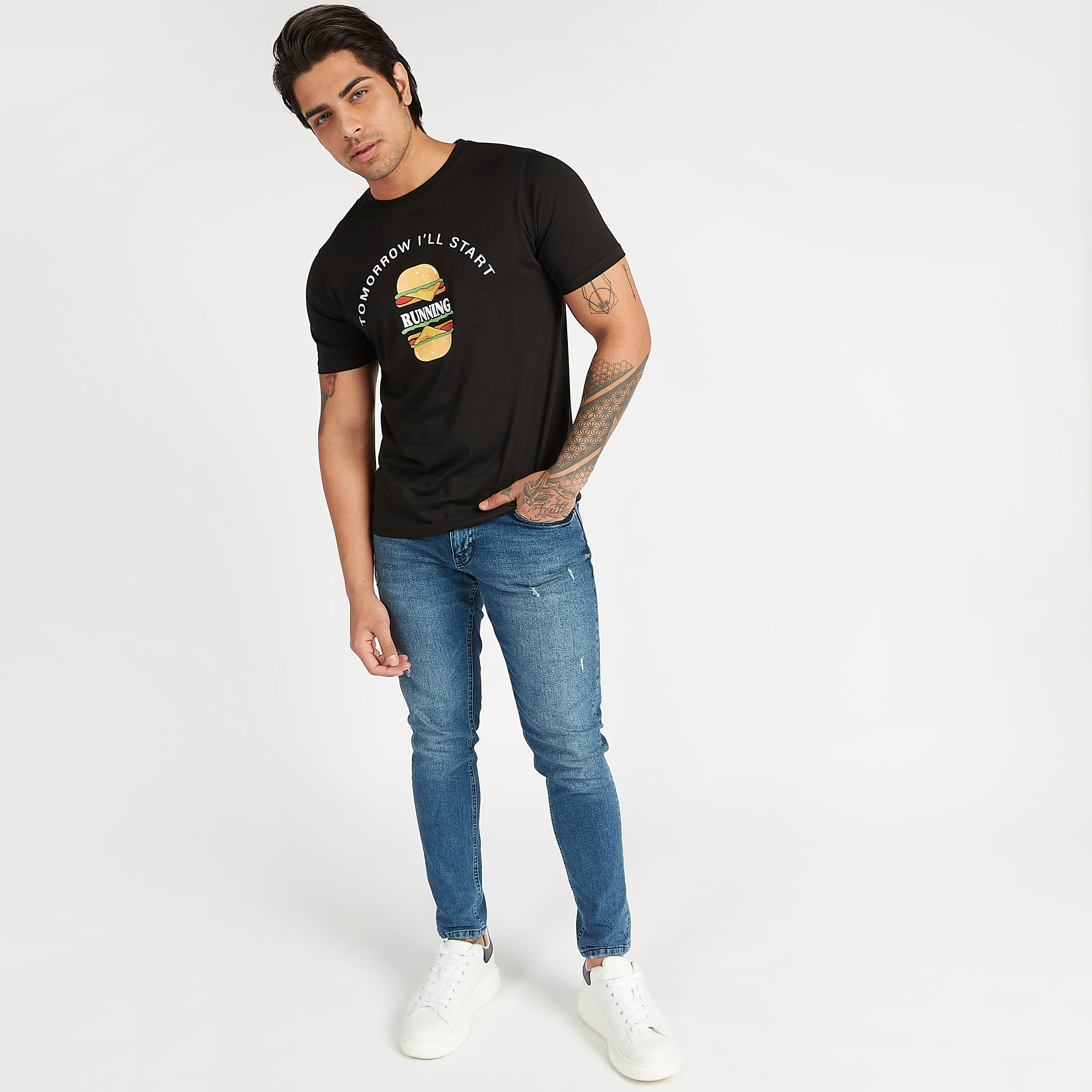 تيشيرت بياقة ضيّقة وأكمام قصيرة وطبعات-men-clothing-tshirtsandpolos-tshirts-image-2