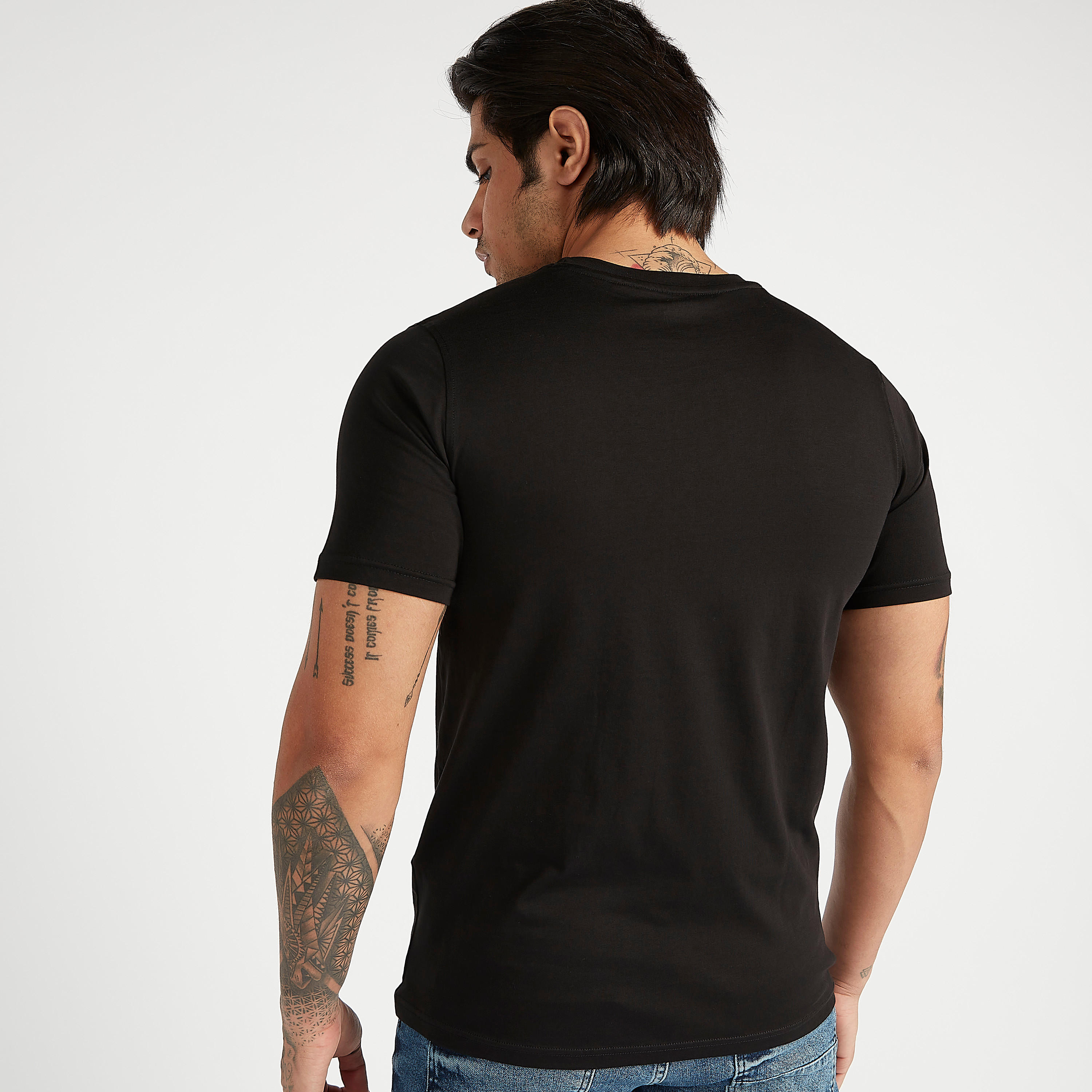 تيشيرت بياقة ضيّقة وأكمام قصيرة وطبعات-men-clothing-tshirtsandpolos-tshirts-image-4