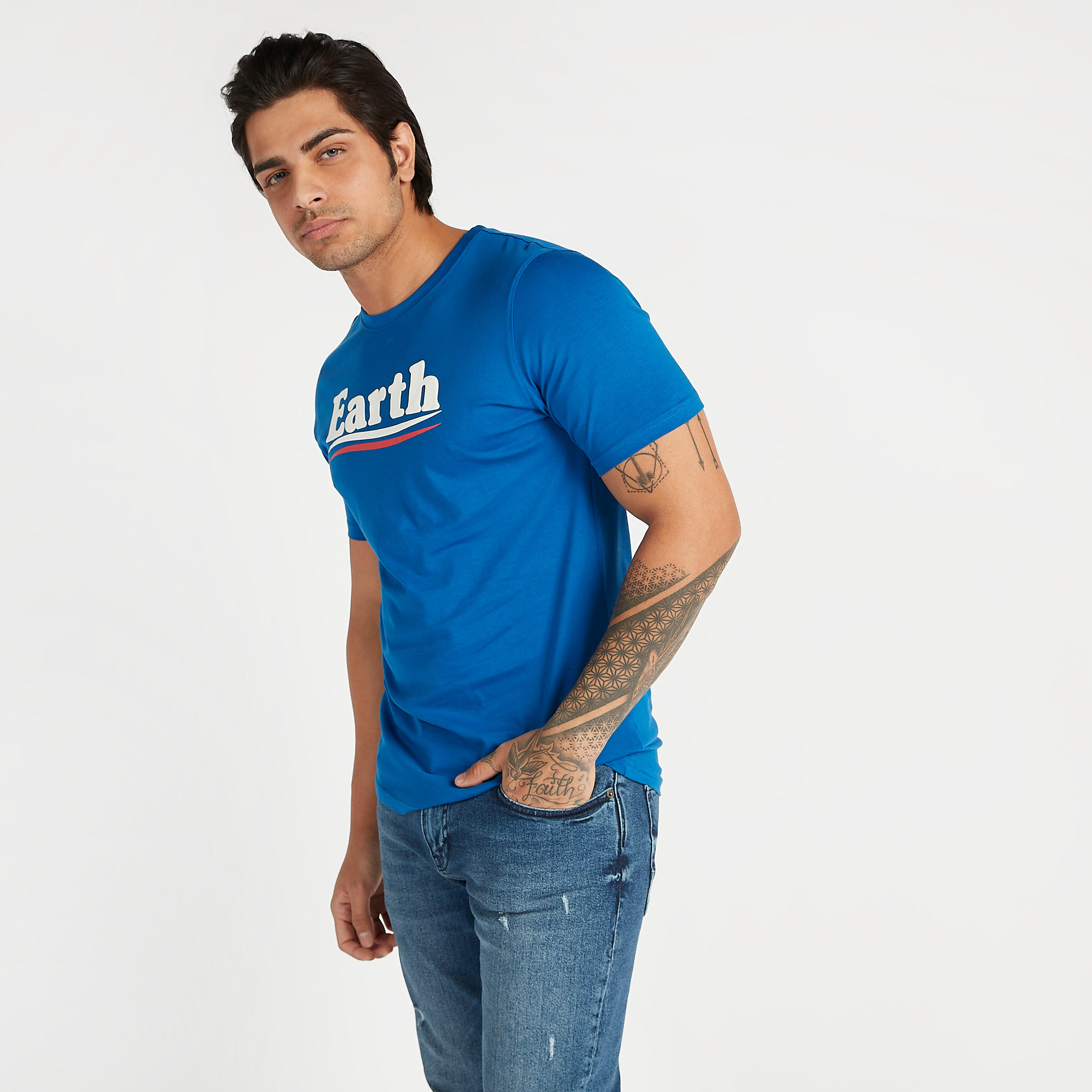 تيشيرت بياقة ضيّقة وأكمام قصيرة وطبعات-men-clothing-tshirtsandpolos-tshirts-image-1