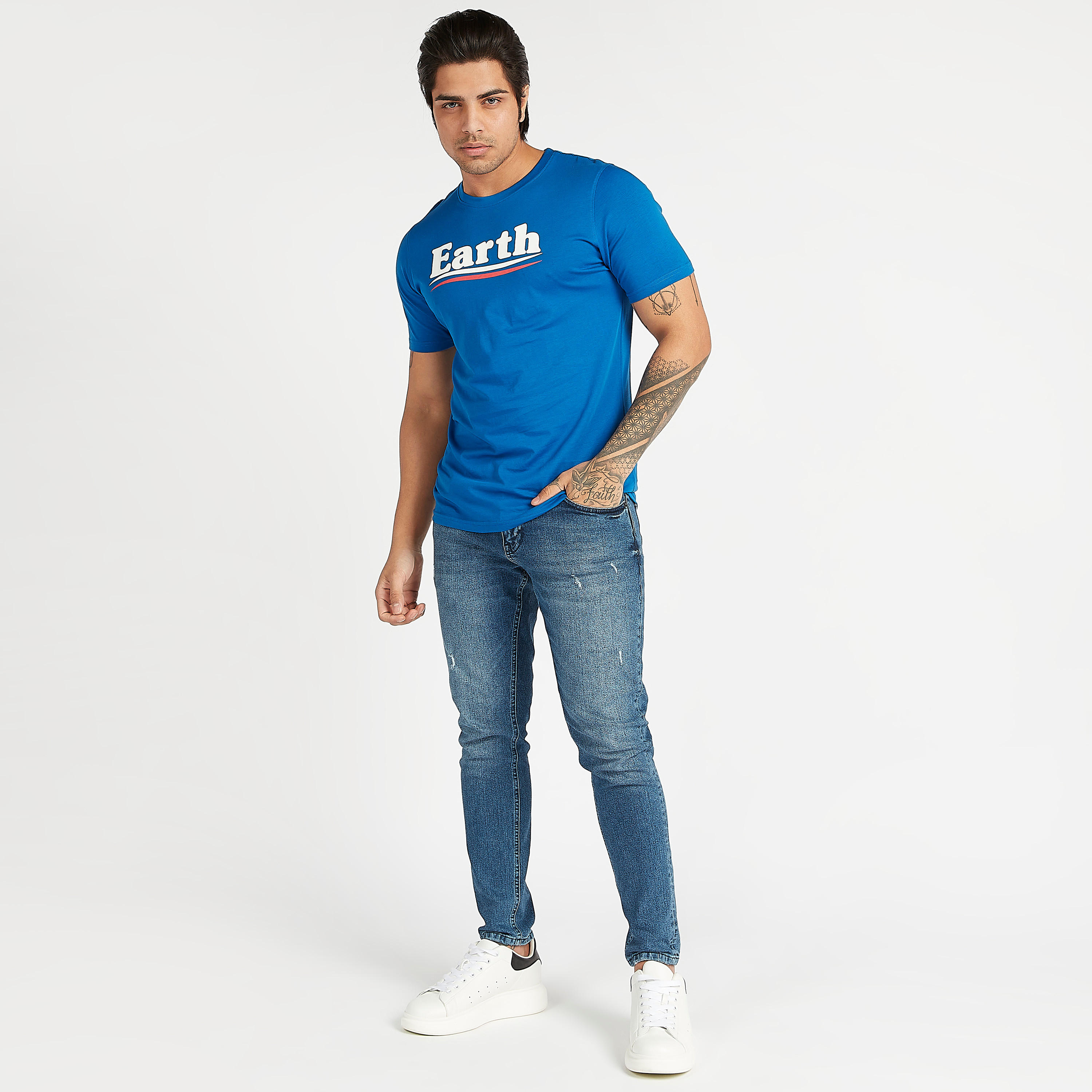 تيشيرت بياقة ضيّقة وأكمام قصيرة وطبعات-men-clothing-tshirtsandpolos-tshirts-image-2