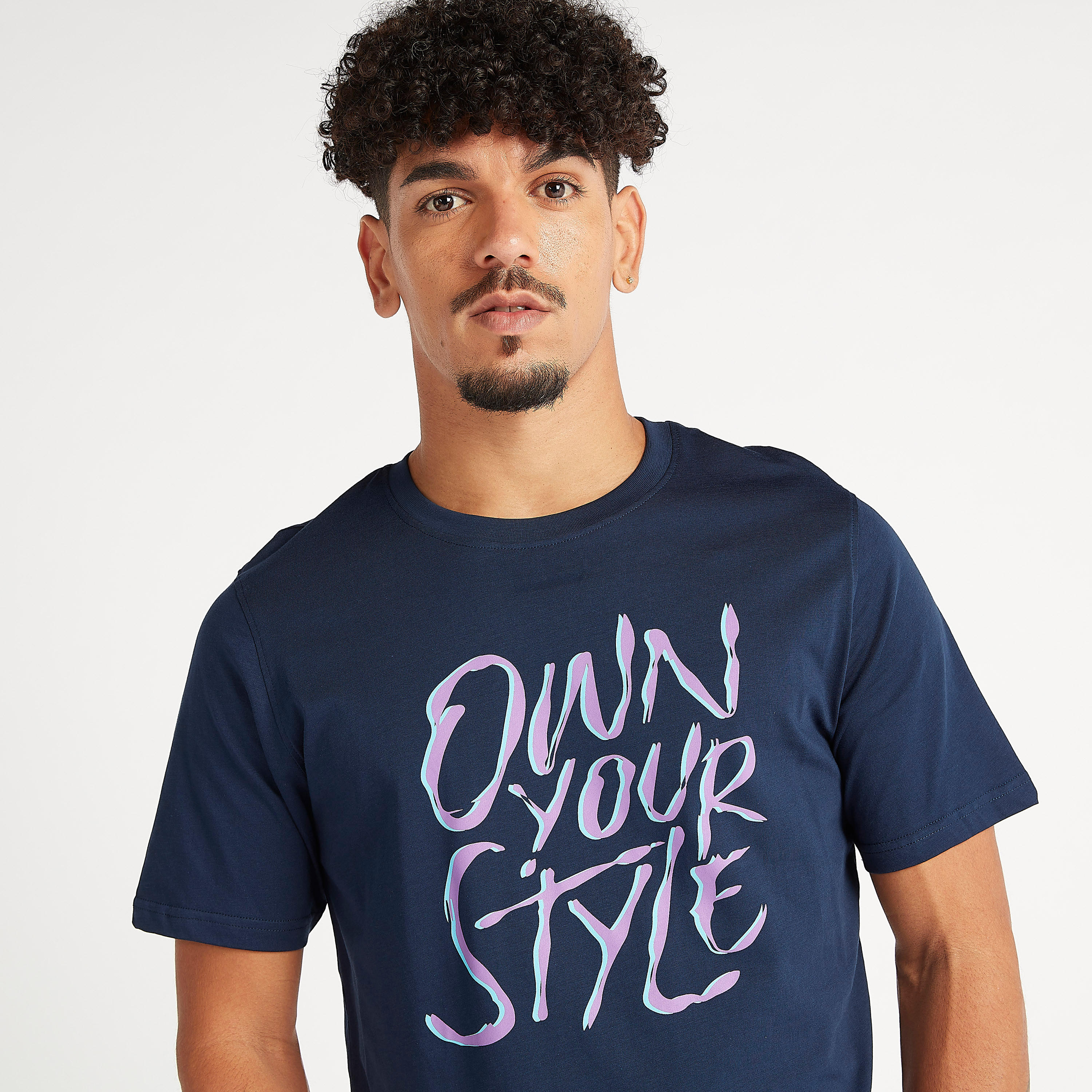 تيشيرت بياقة ضيقة وأكمام قصيرة و طبعات شعار-men-clothing-tshirtsandpolos-tshirts-image-1