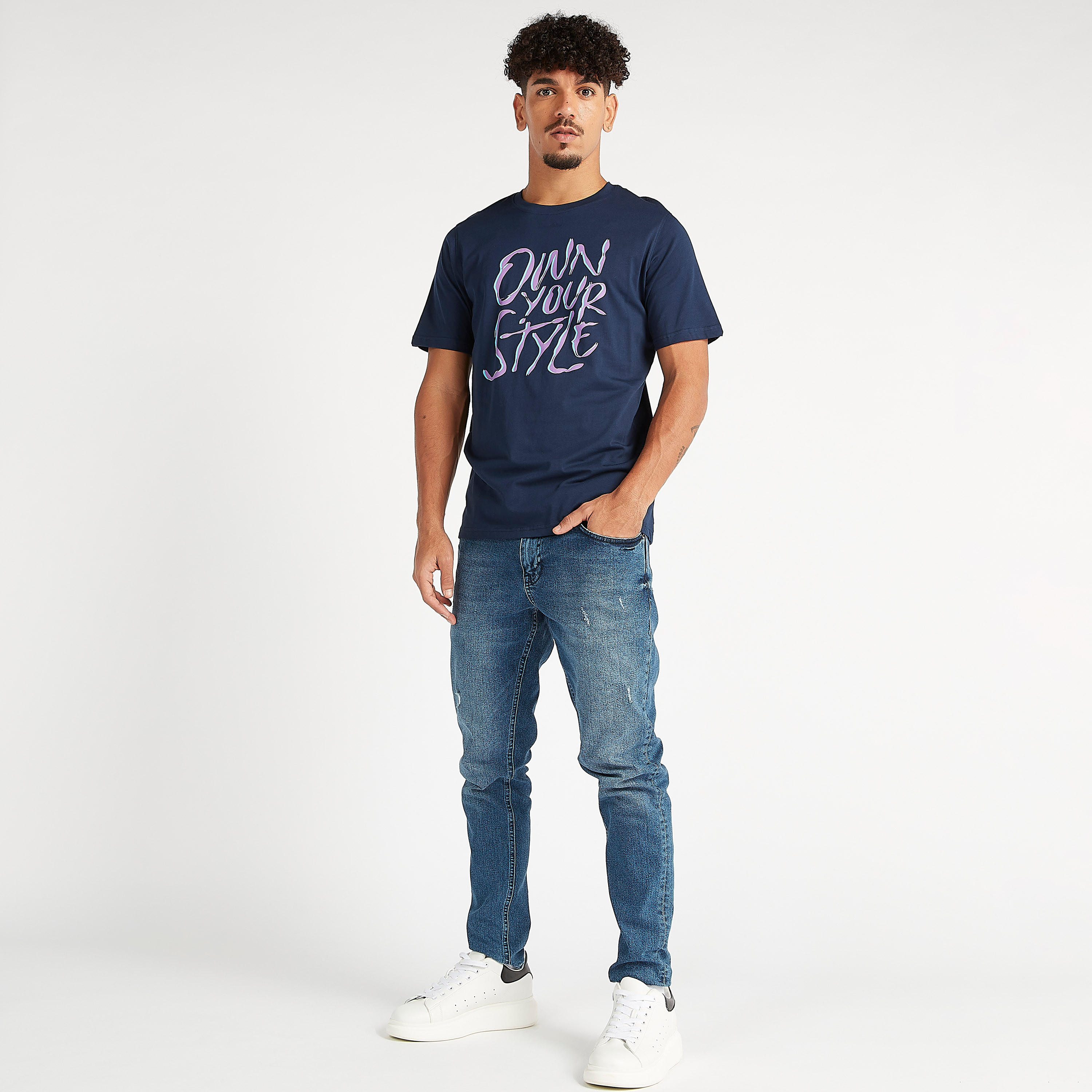 تيشيرت بياقة ضيقة وأكمام قصيرة و طبعات شعار-men-clothing-tshirtsandpolos-tshirts-image-2