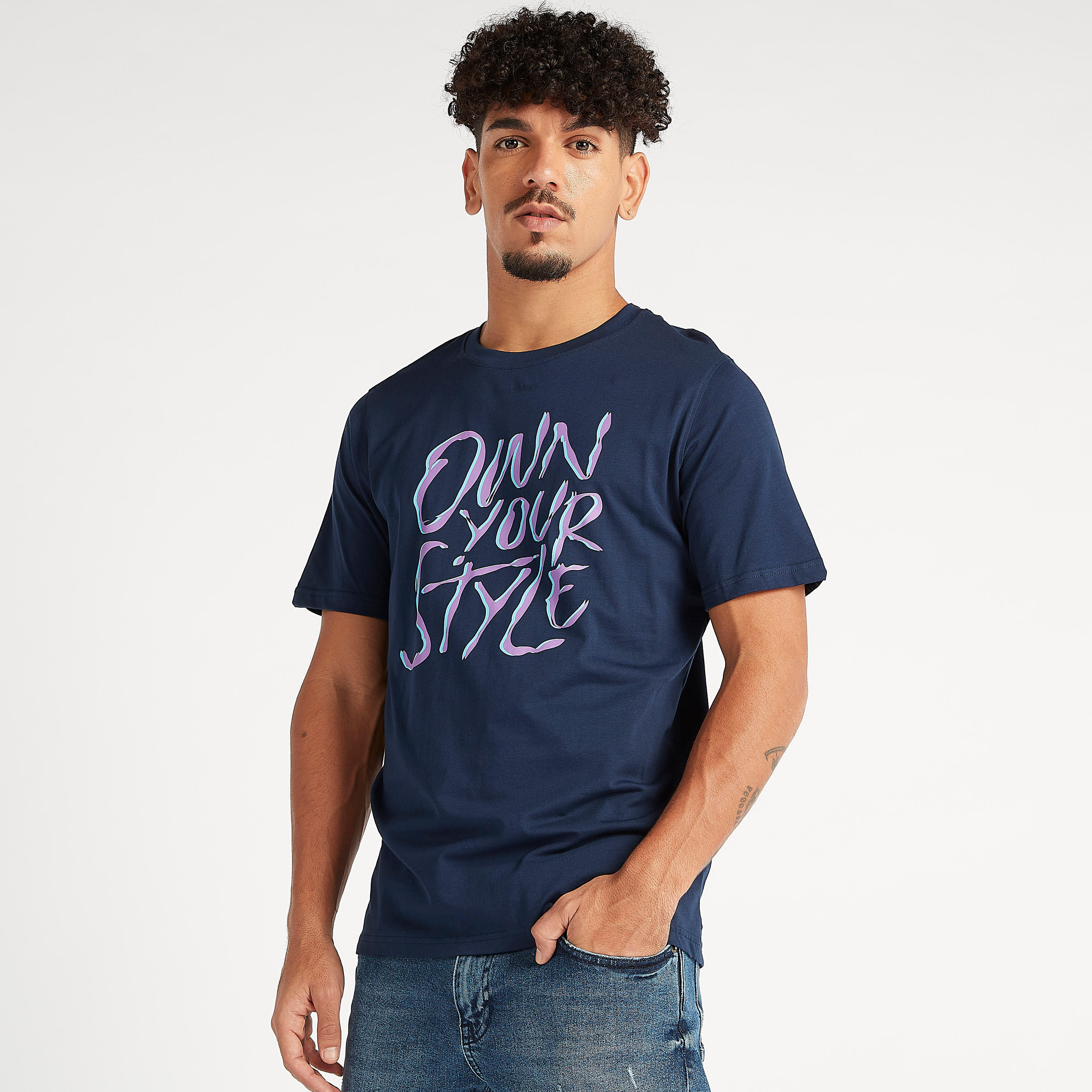 تيشيرت بياقة ضيقة وأكمام قصيرة و طبعات شعار-men-clothing-tshirtsandpolos-tshirts-image-3