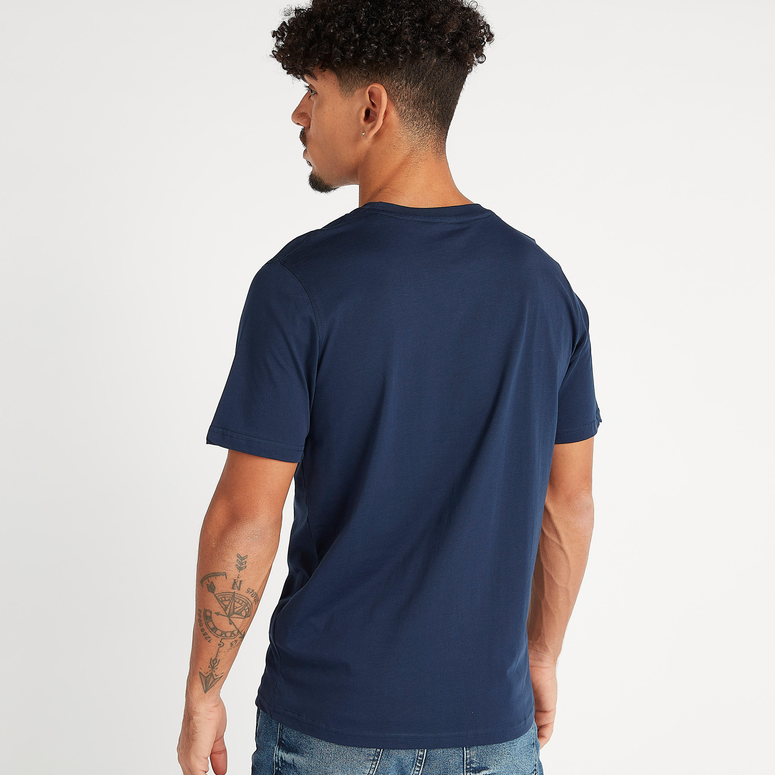 تيشيرت بياقة ضيقة وأكمام قصيرة و طبعات شعار-men-clothing-tshirtsandpolos-tshirts-image-4