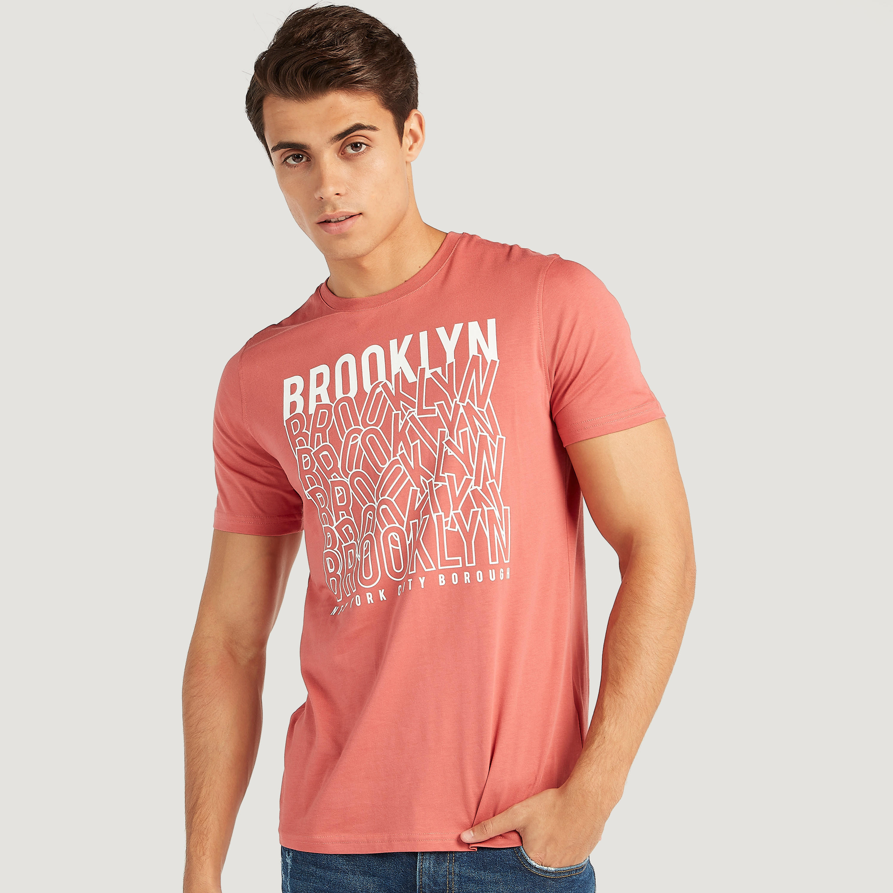 تيشيرت بياقة ضيّقة وأكمام قصيرة وطبعات-men-clothing-tshirtsandpolos-tshirts-image-1