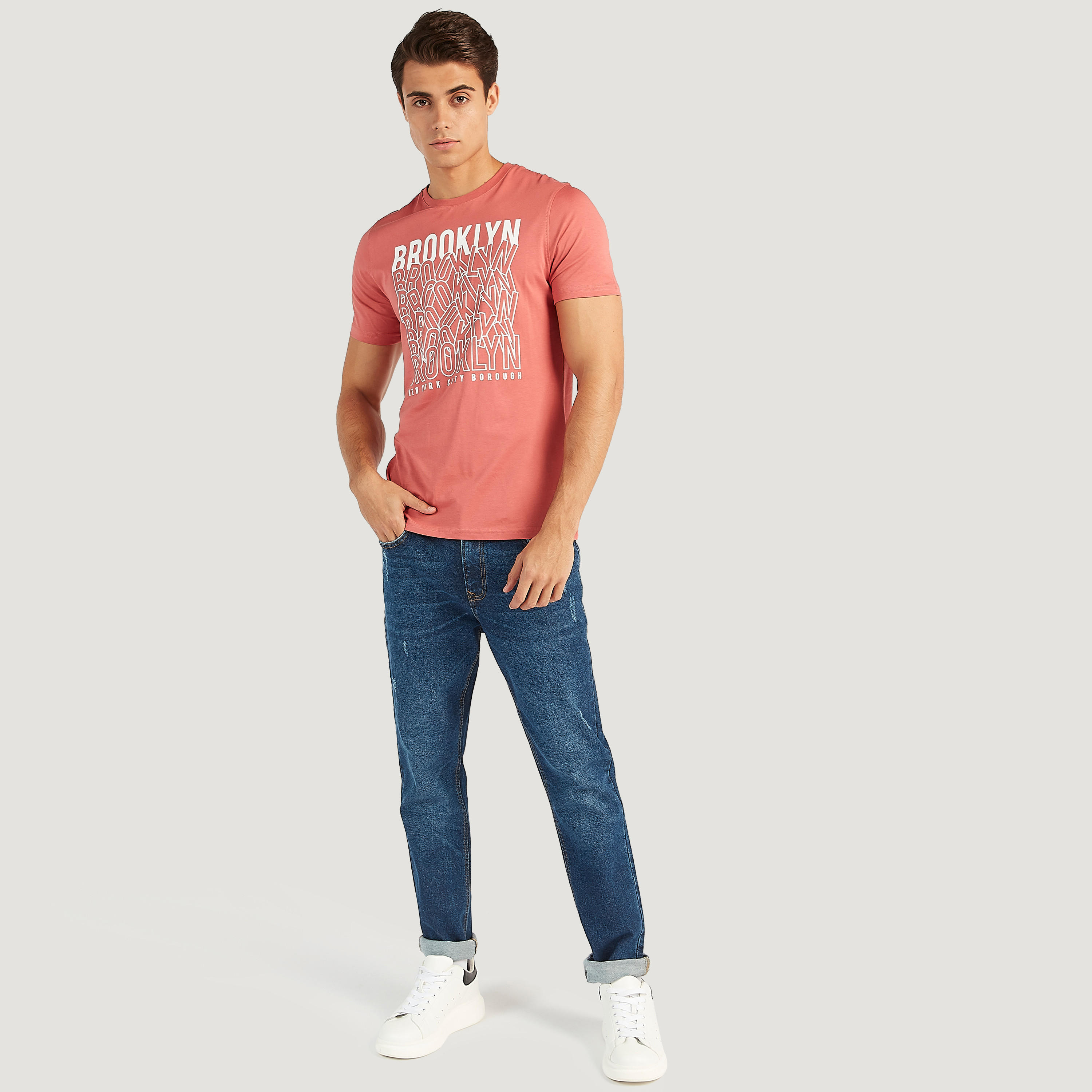 تيشيرت بياقة ضيّقة وأكمام قصيرة وطبعات-men-clothing-tshirtsandpolos-tshirts-image-2