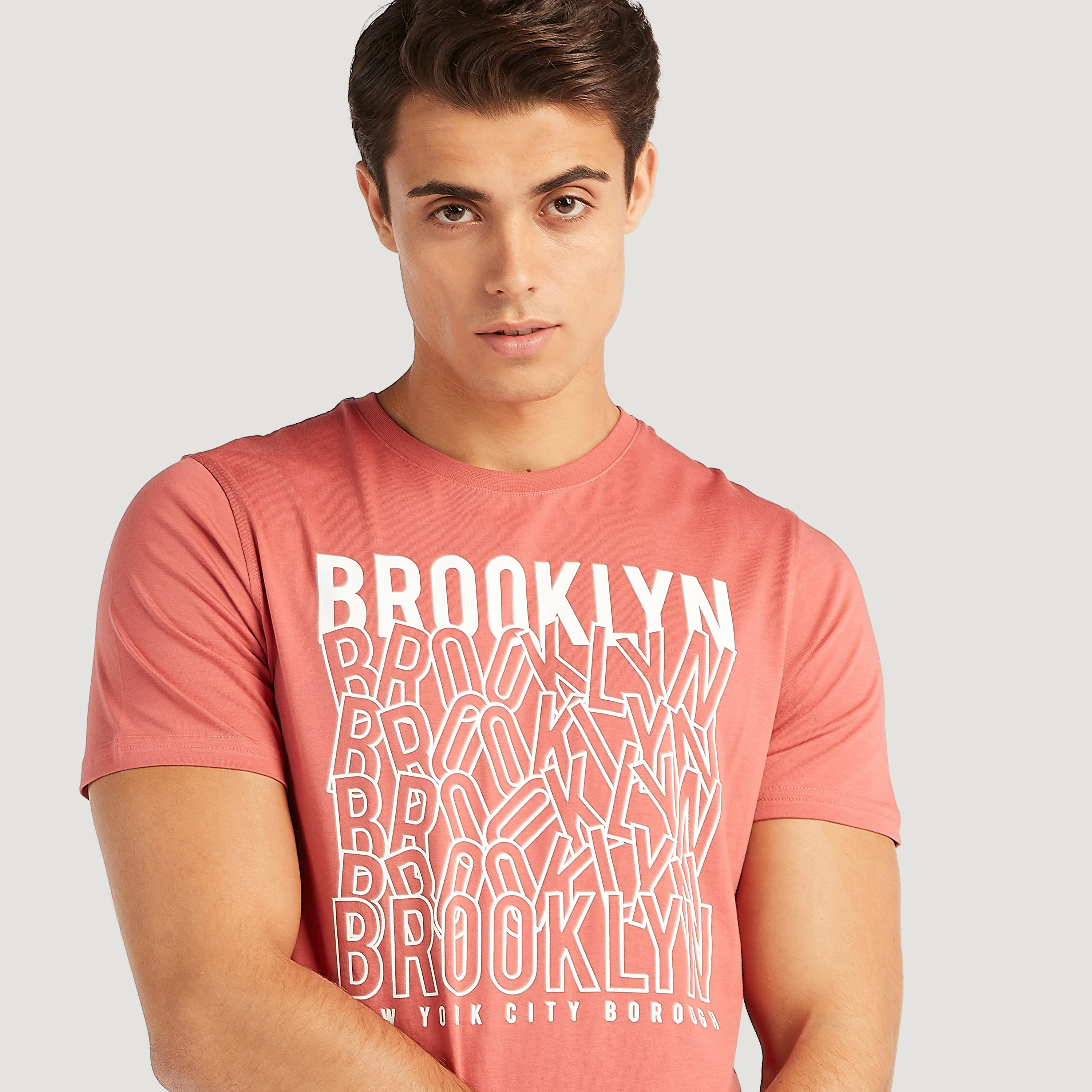 تيشيرت بياقة ضيّقة وأكمام قصيرة وطبعات-men-clothing-tshirtsandpolos-tshirts-image-3