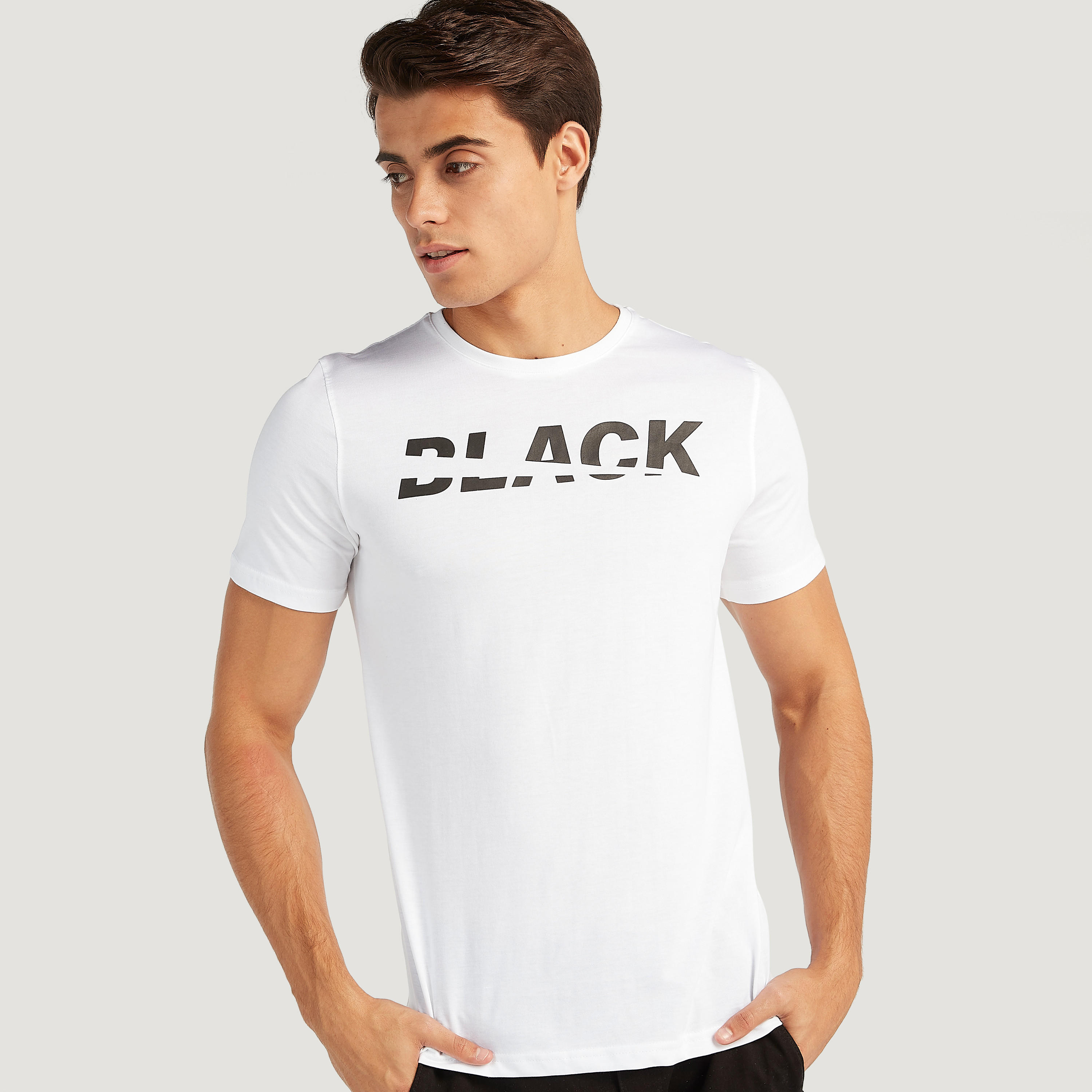 تيشيرت بقصّة سليم وياقة ضيّقة وأكمام قصيرة وطبعات-men-clothing-tshirtsandpolos-tshirts-image-1