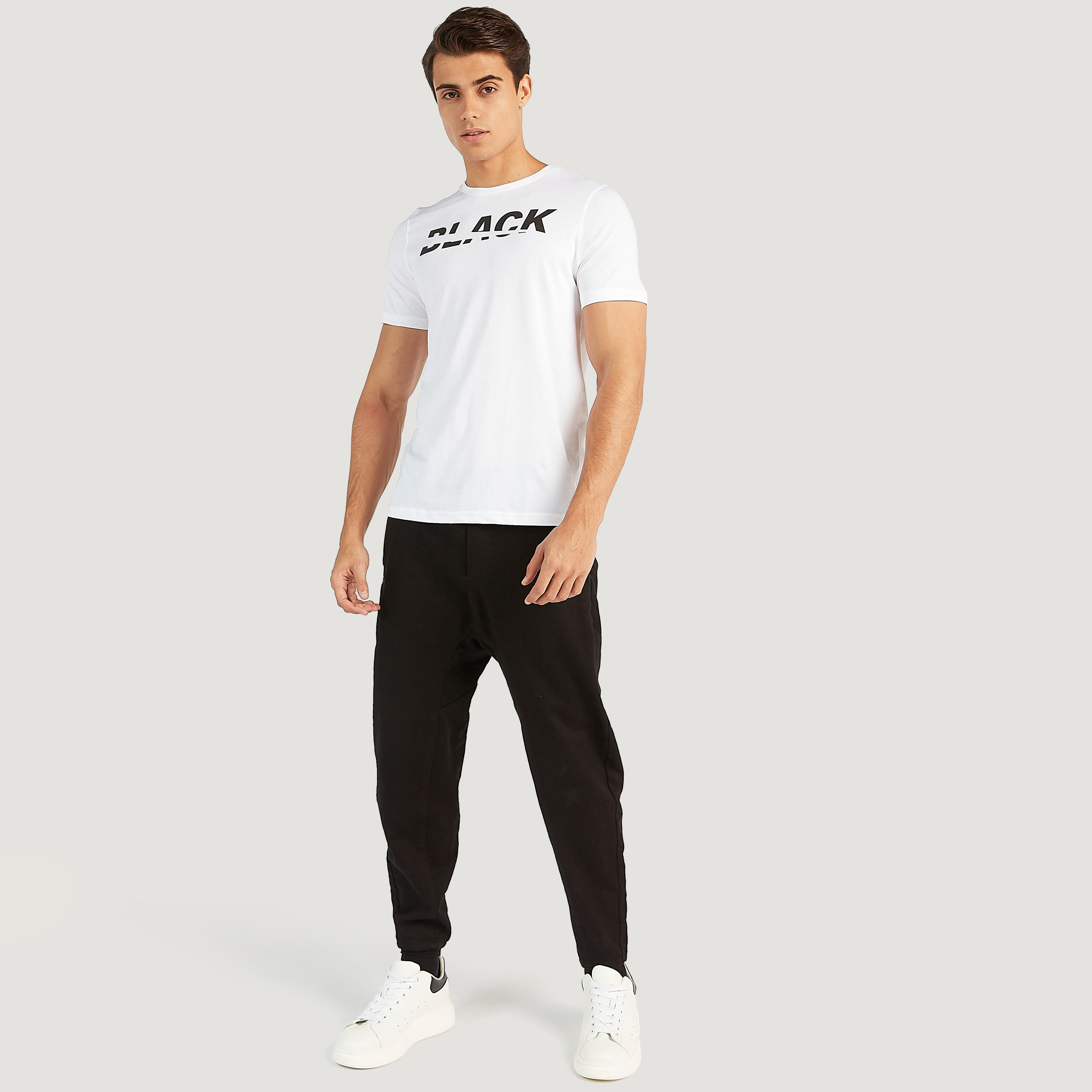 تيشيرت بقصّة سليم وياقة ضيّقة وأكمام قصيرة وطبعات-men-clothing-tshirtsandpolos-tshirts-image-2