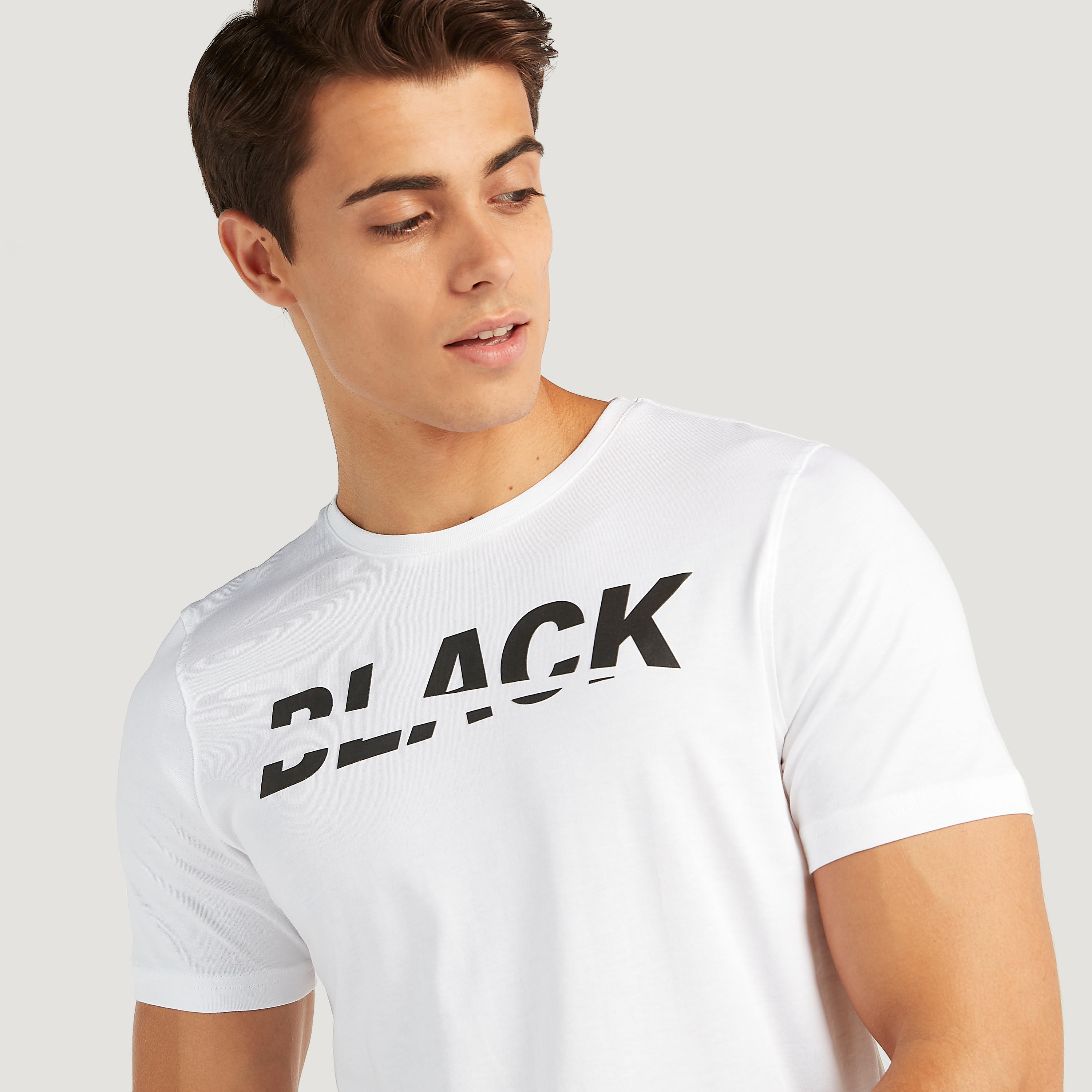تيشيرت بقصّة سليم وياقة ضيّقة وأكمام قصيرة وطبعات-men-clothing-tshirtsandpolos-tshirts-image-3