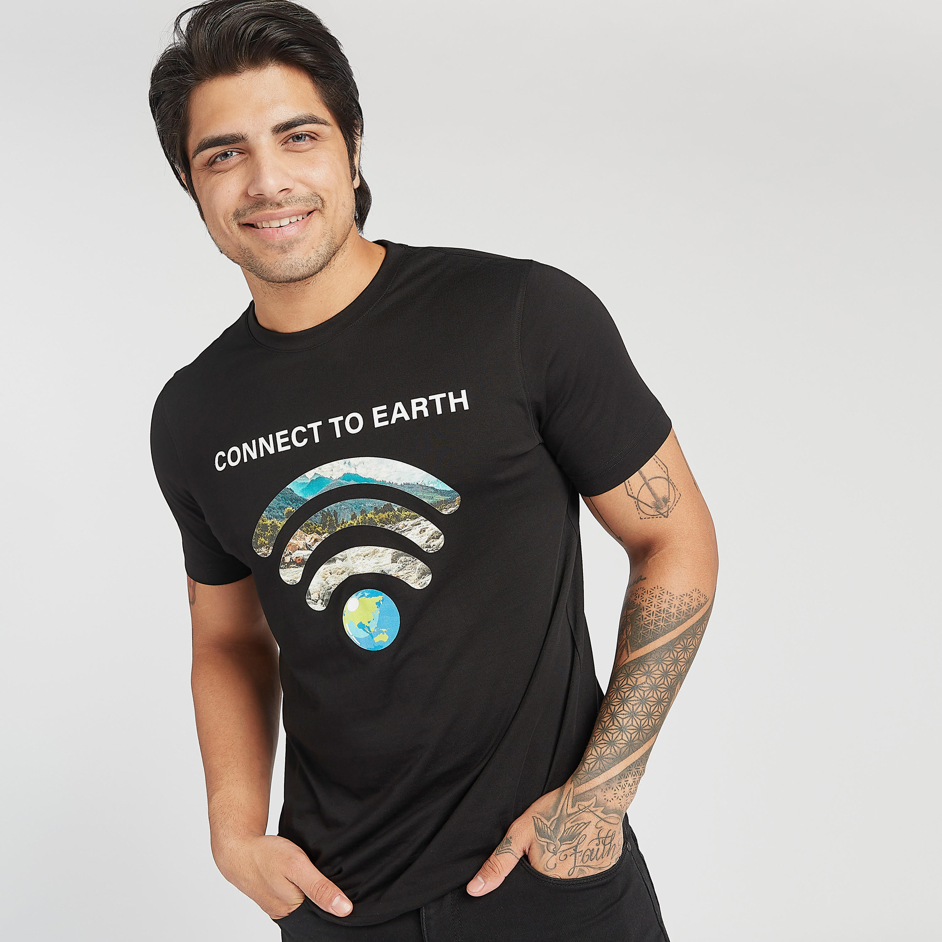 تيشيرت بياقة ضيّقة وأكمام قصيرة وطبعات-men-clothing-tshirtsandpolos-tshirts-image-5