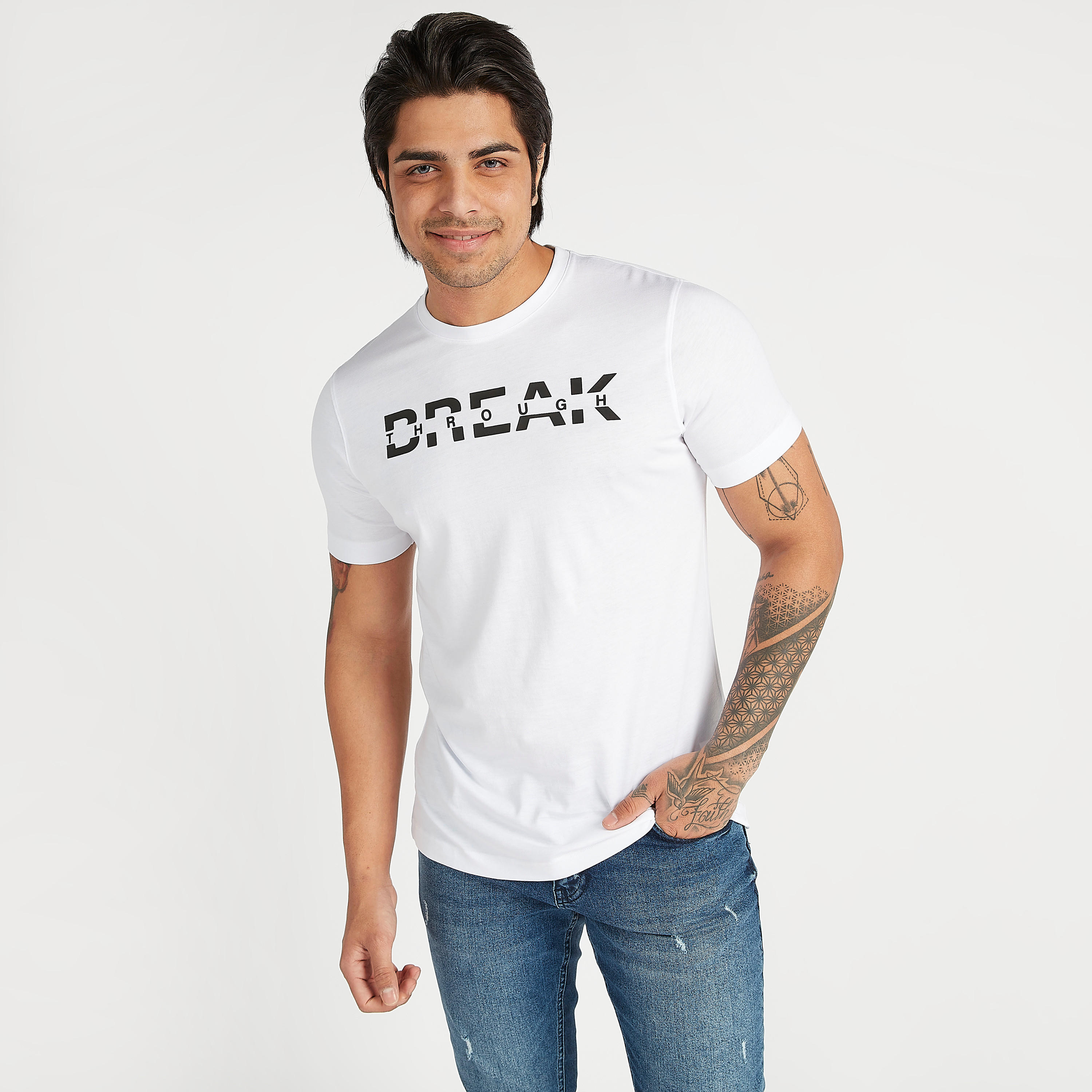تيشيرت بياقة ضيّقة وأكمام قصيرة وطبعات-men-clothing-tshirtsandpolos-tshirts-image-1