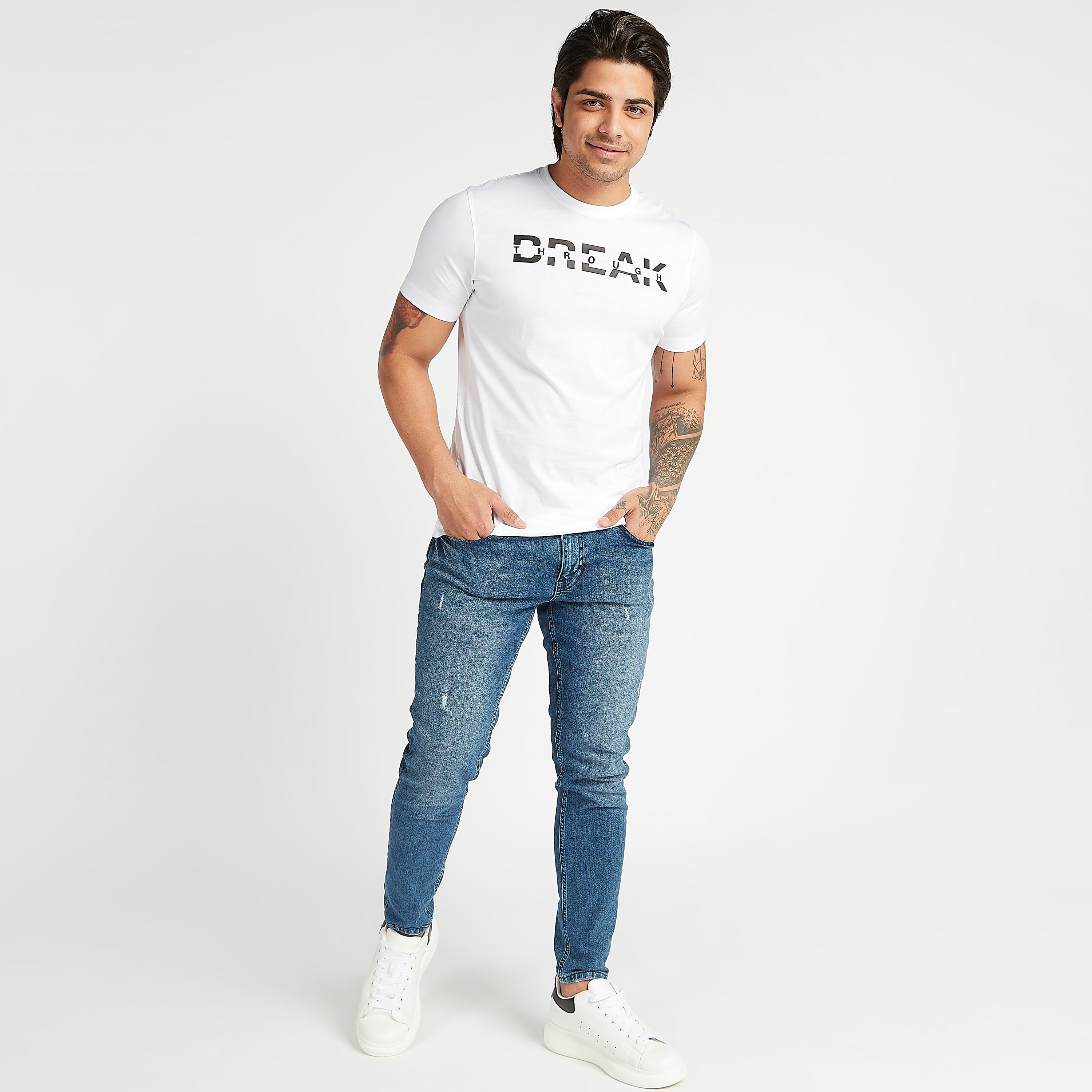 تيشيرت بياقة ضيّقة وأكمام قصيرة وطبعات-men-clothing-tshirtsandpolos-tshirts-image-2