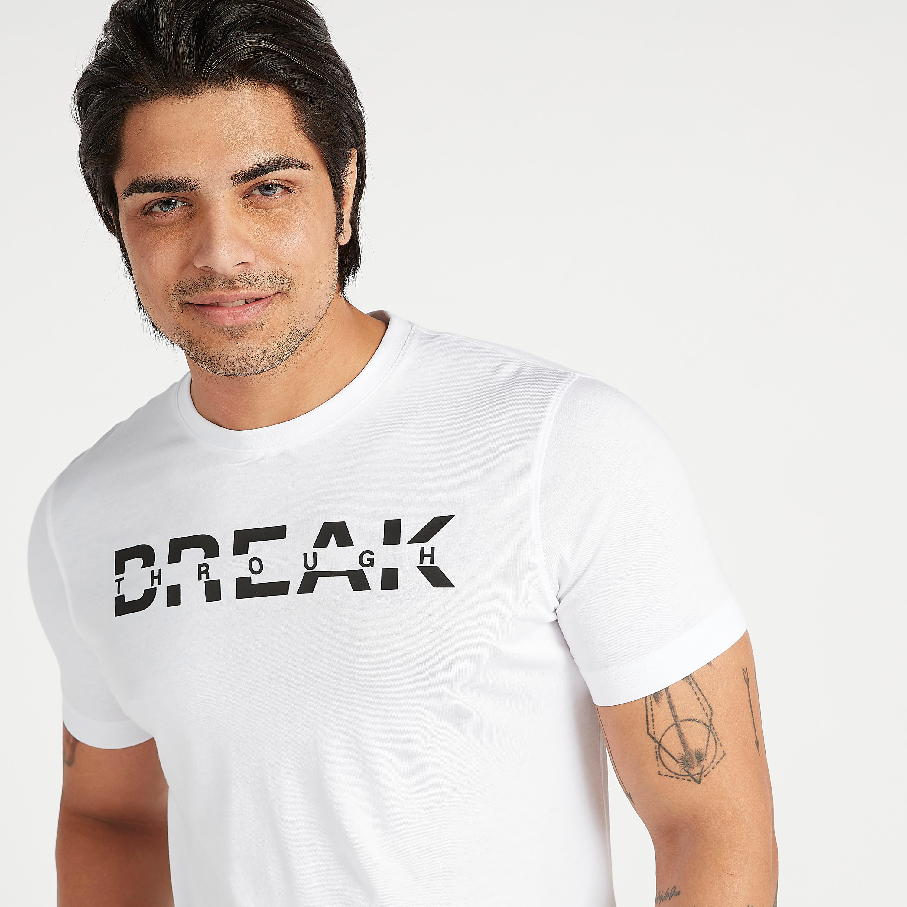 تيشيرت بياقة ضيّقة وأكمام قصيرة وطبعات-men-clothing-tshirtsandpolos-tshirts-image-3