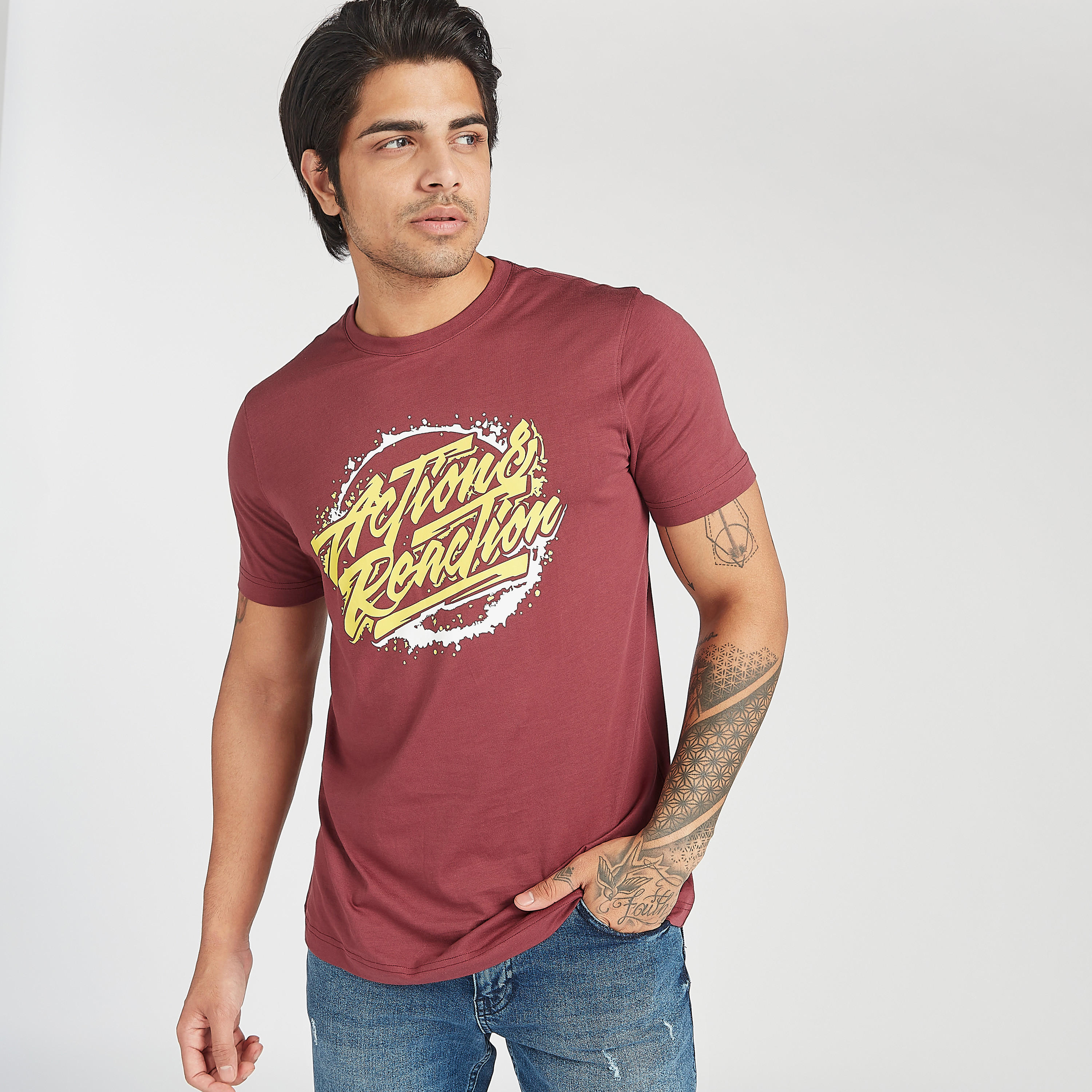 تيشيرت بياقة ضيقة وأكمام قصيرة وطبعات-men-clothing-tshirtsandpolos-tshirts-image-5