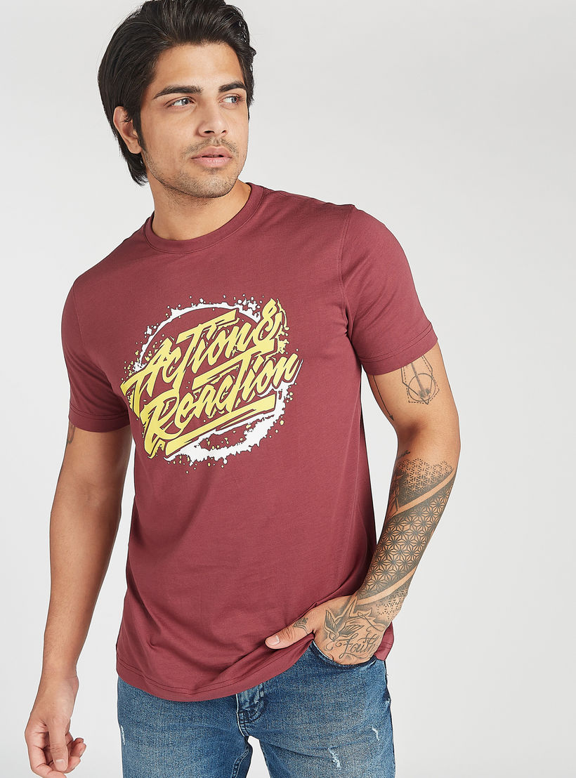 تيشيرت بياقة ضيقة وأكمام قصيرة وطبعات-men-clothing-tshirtsandpolos-tshirts-image-5