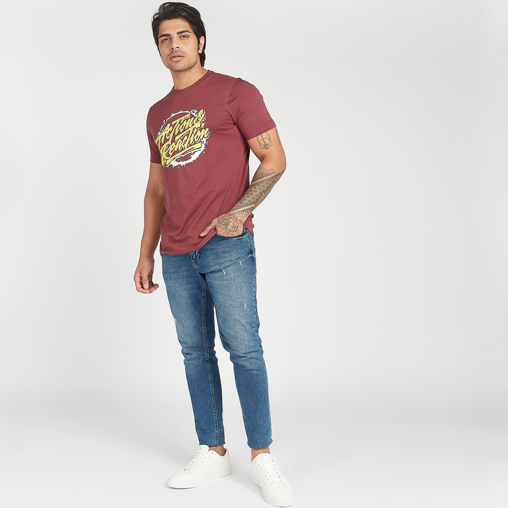 تيشيرت بياقة ضيقة وأكمام قصيرة وطبعات-men-clothing-tshirtsandpolos-tshirts-image-4