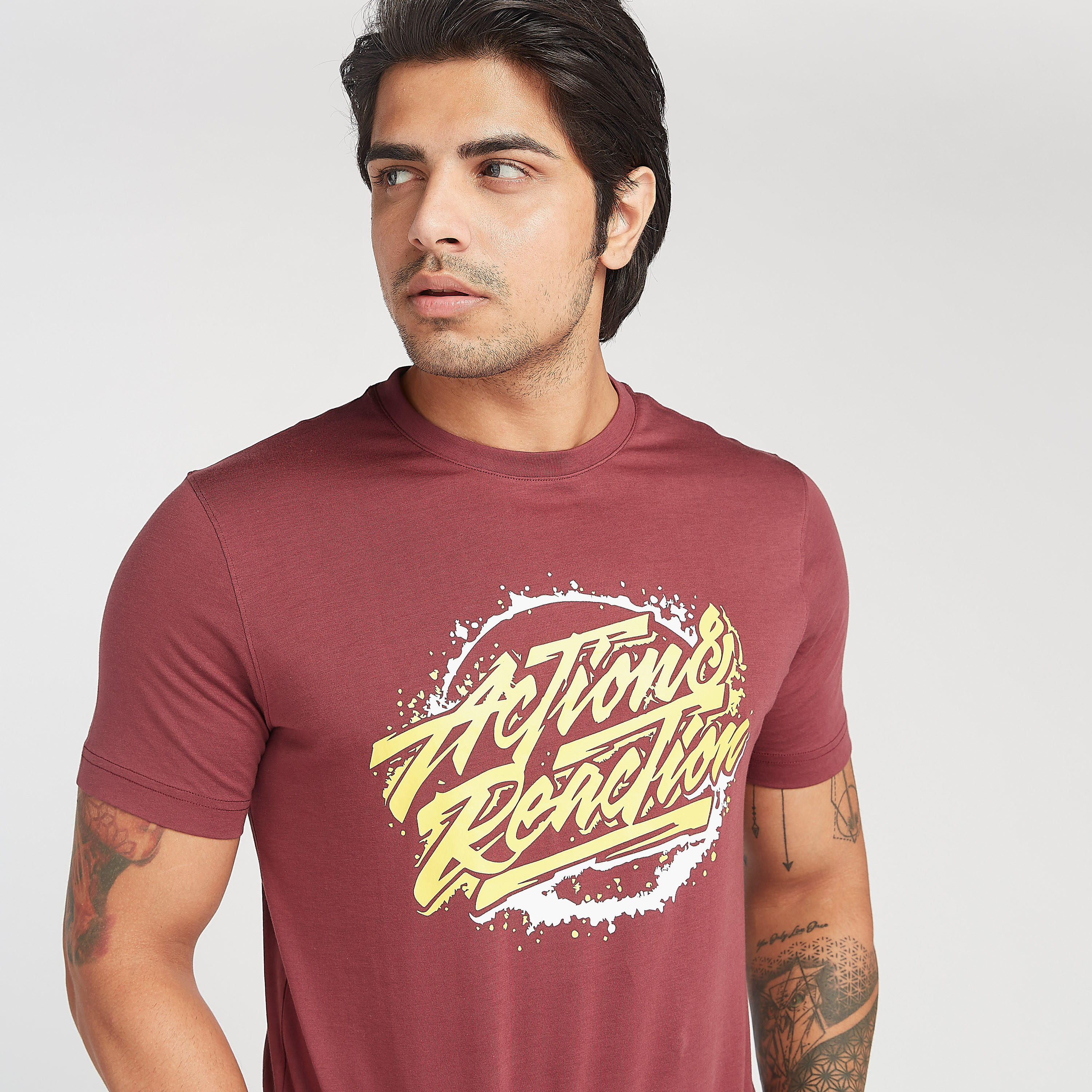 تيشيرت بياقة ضيقة وأكمام قصيرة وطبعات-men-clothing-tshirtsandpolos-tshirts-image-3